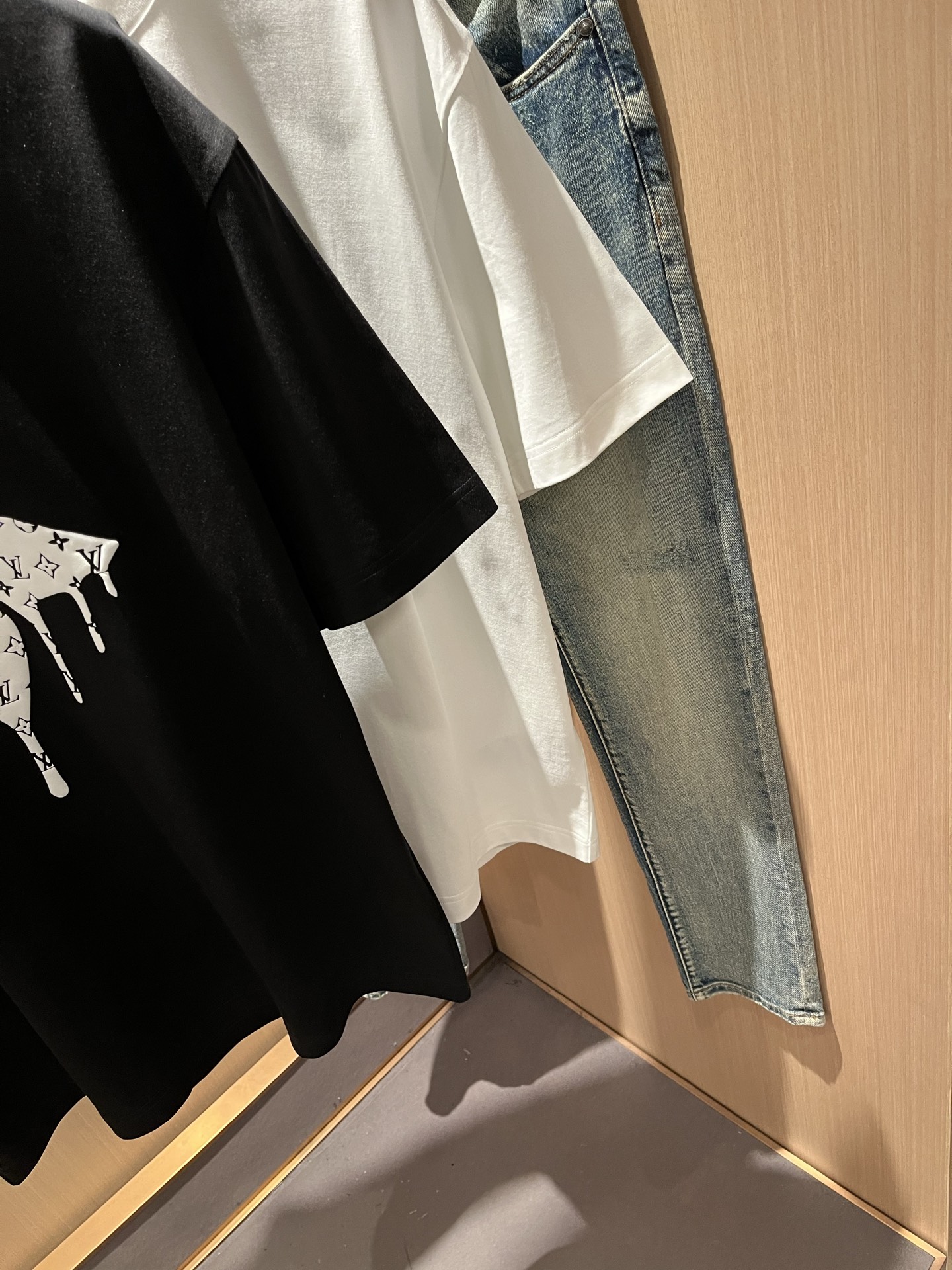 LouisVuitt*路易*登 2026春夏全新系列单品上线，非常时髦前卫的一款男女同款短袖T恤，标识l