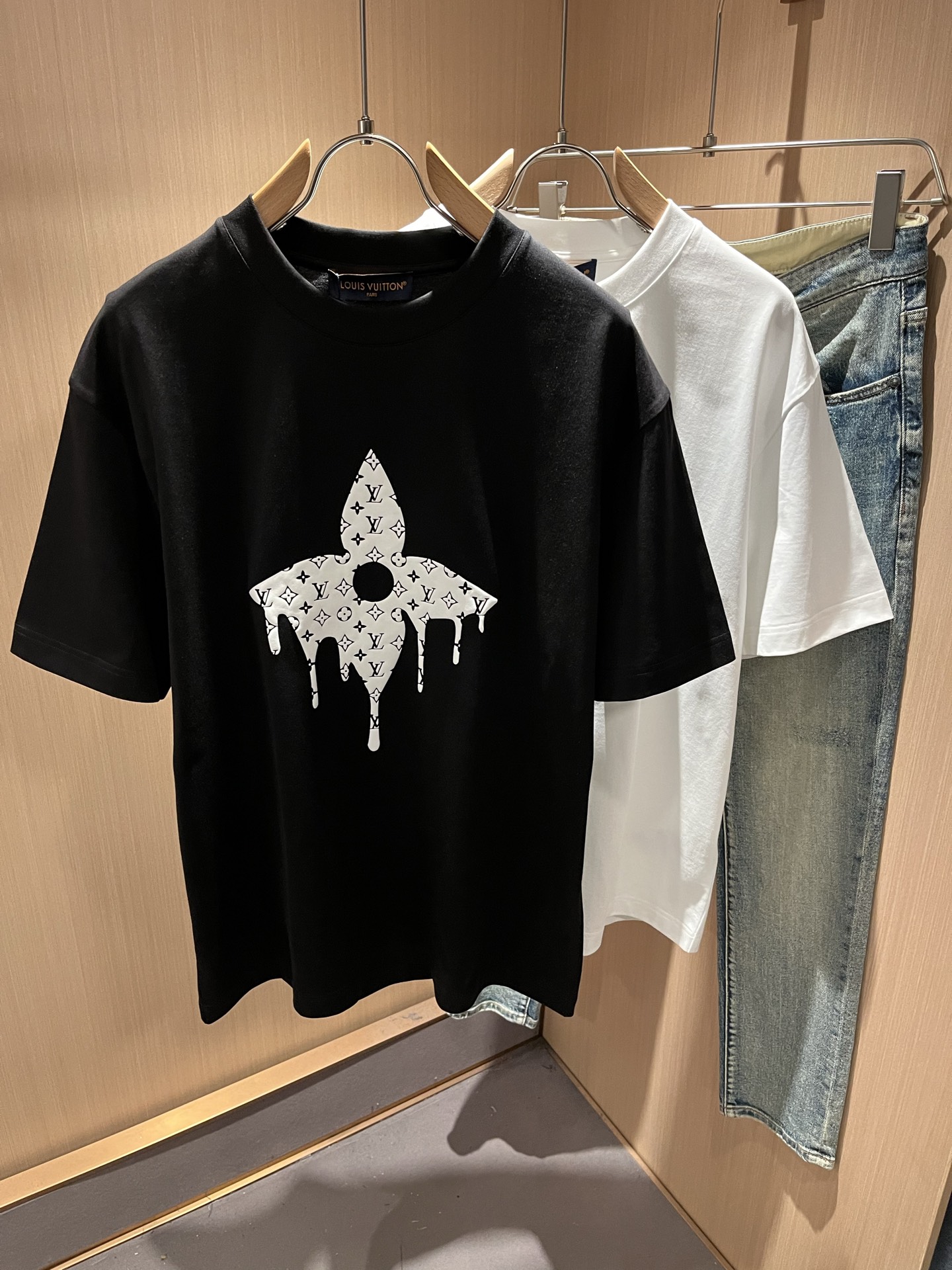 LouisVuitt*路易*登 2026春夏全新系列单品上线，非常时髦前卫的一款男女同款短袖T恤，标识l