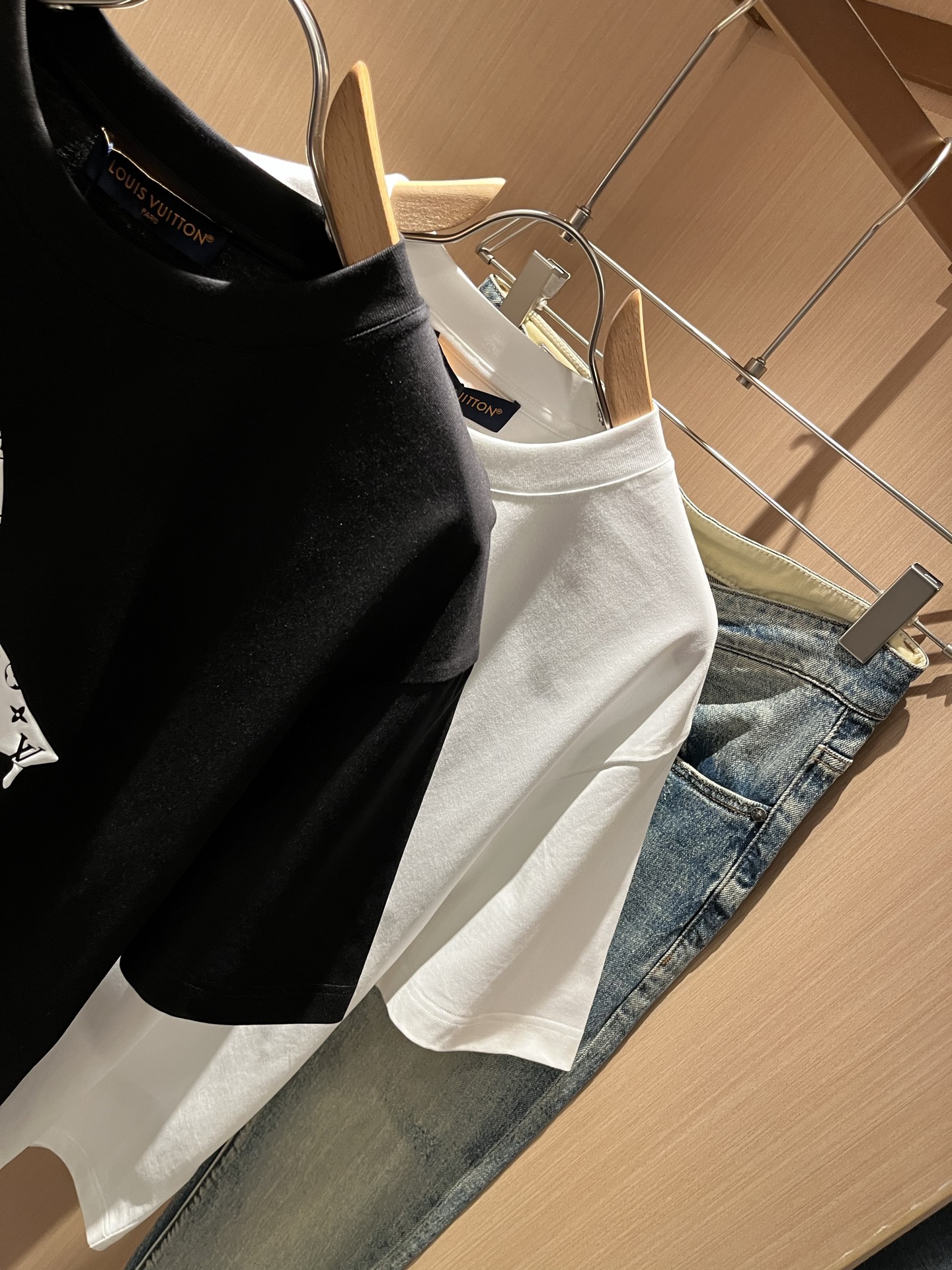 LouisVuitt*路易*登 2026春夏全新系列单品上线，非常时髦前卫的一款男女同款短袖T恤，标识l