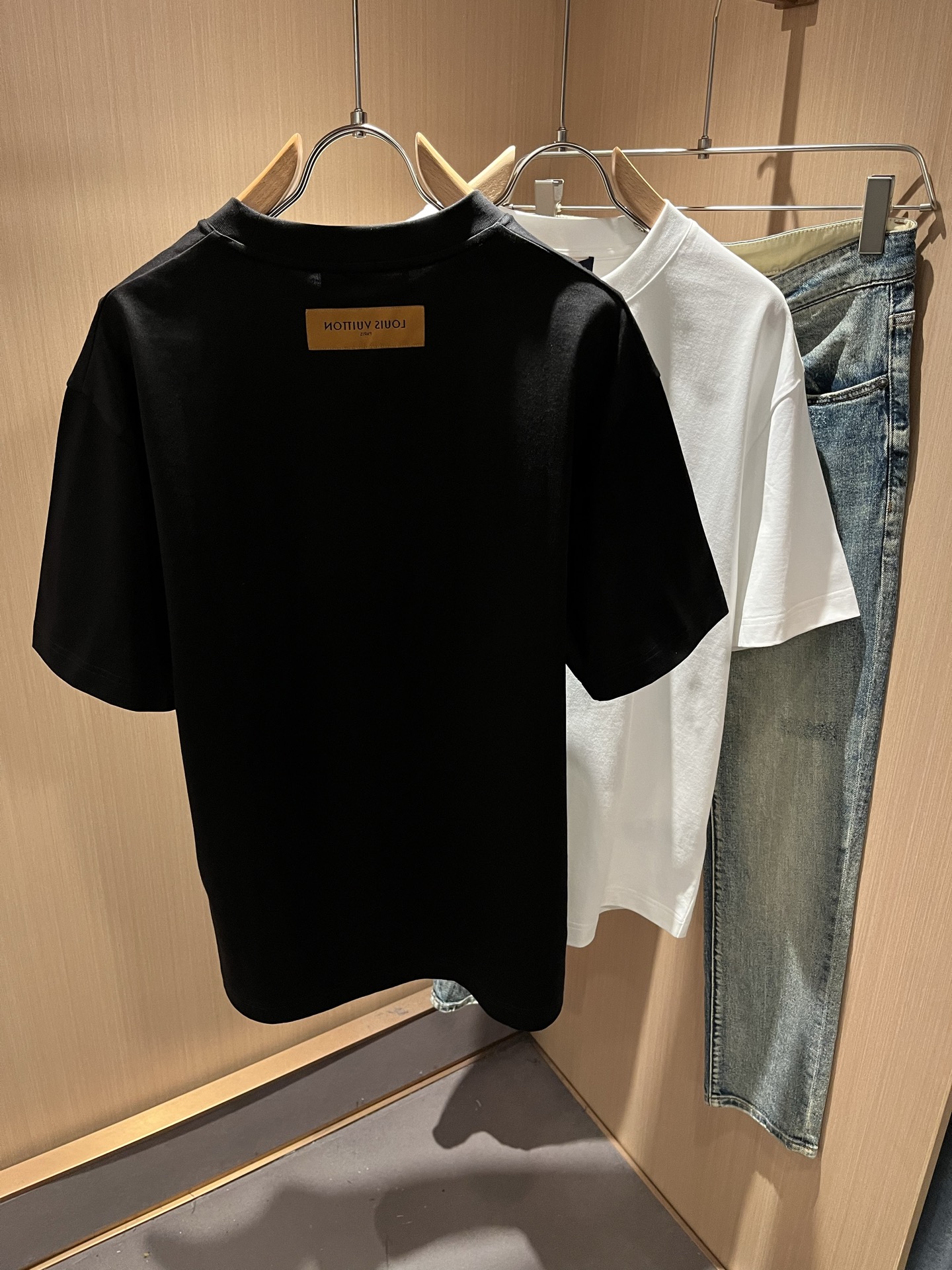 LouisVuitt*路易*登 2026春夏全新系列单品上线，非常时髦前卫的一款男女同款短袖T恤，标识l