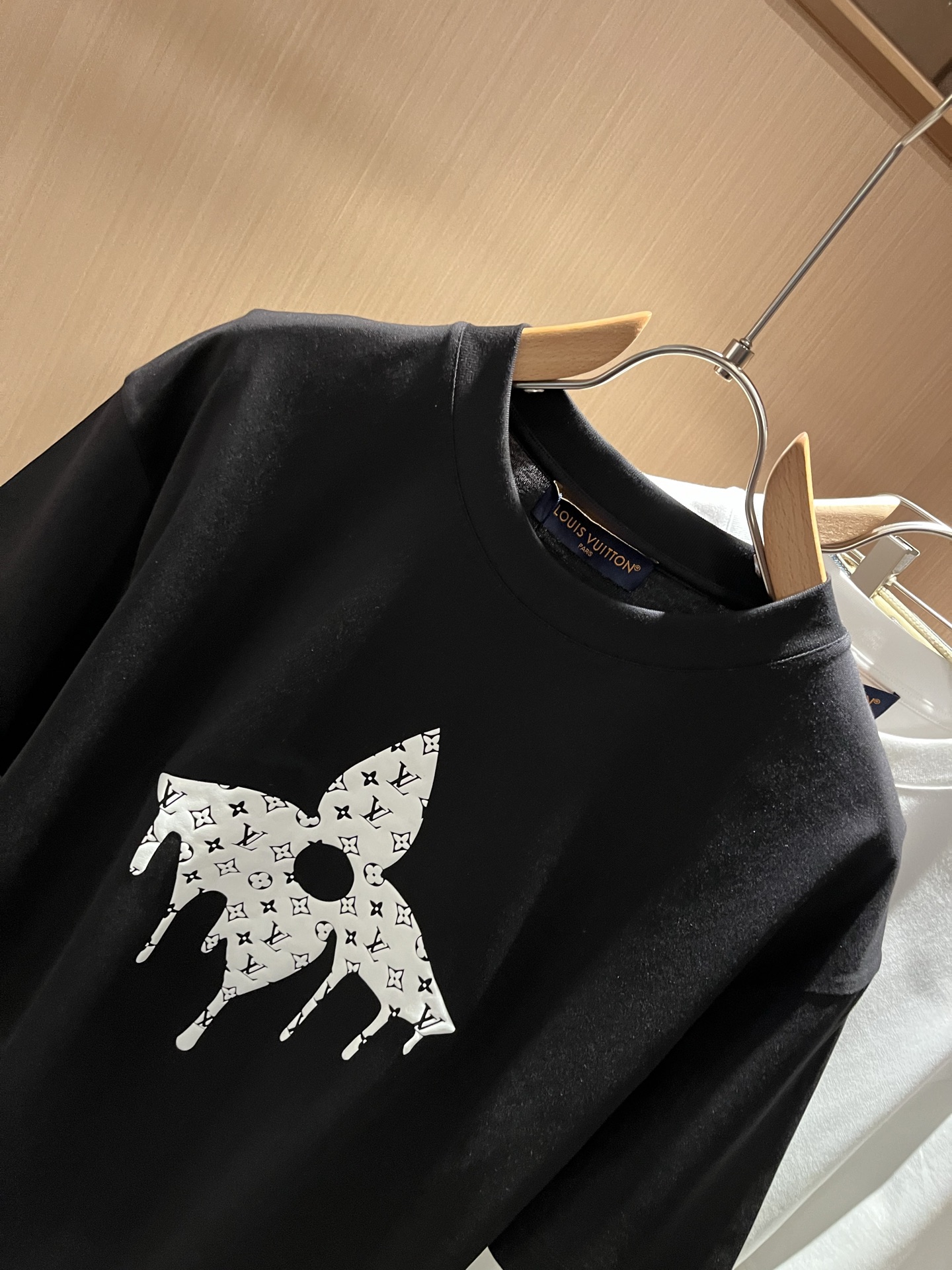 LouisVuitt*路易*登 2026春夏全新系列单品上线，非常时髦前卫的一款男女同款短袖T恤，标识l