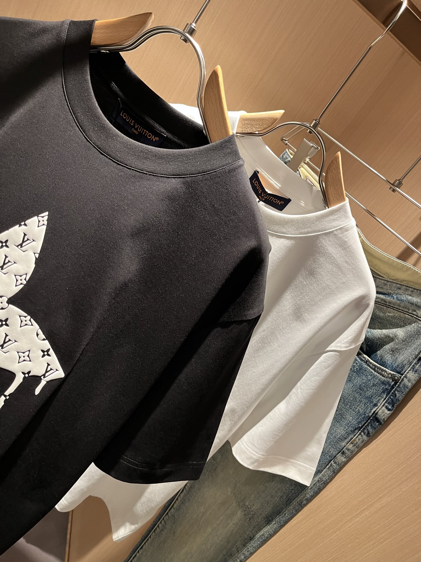 LouisVuitt*路易*登 2026春夏全新系列单品上线，非常时髦前卫的一款男女同款短袖T恤，标识l