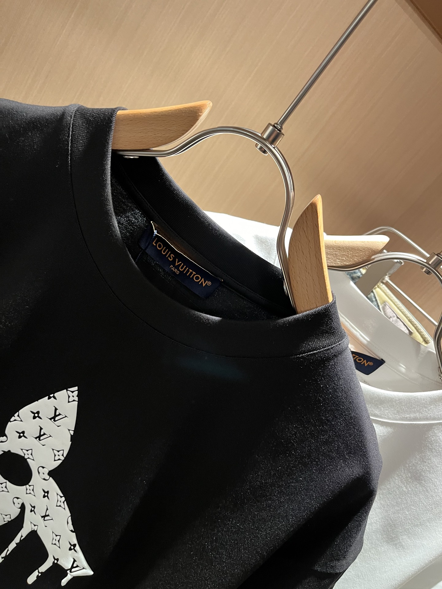 LouisVuitt*路易*登 2026春夏全新系列单品上线，非常时髦前卫的一款男女同款短袖T恤，标识l