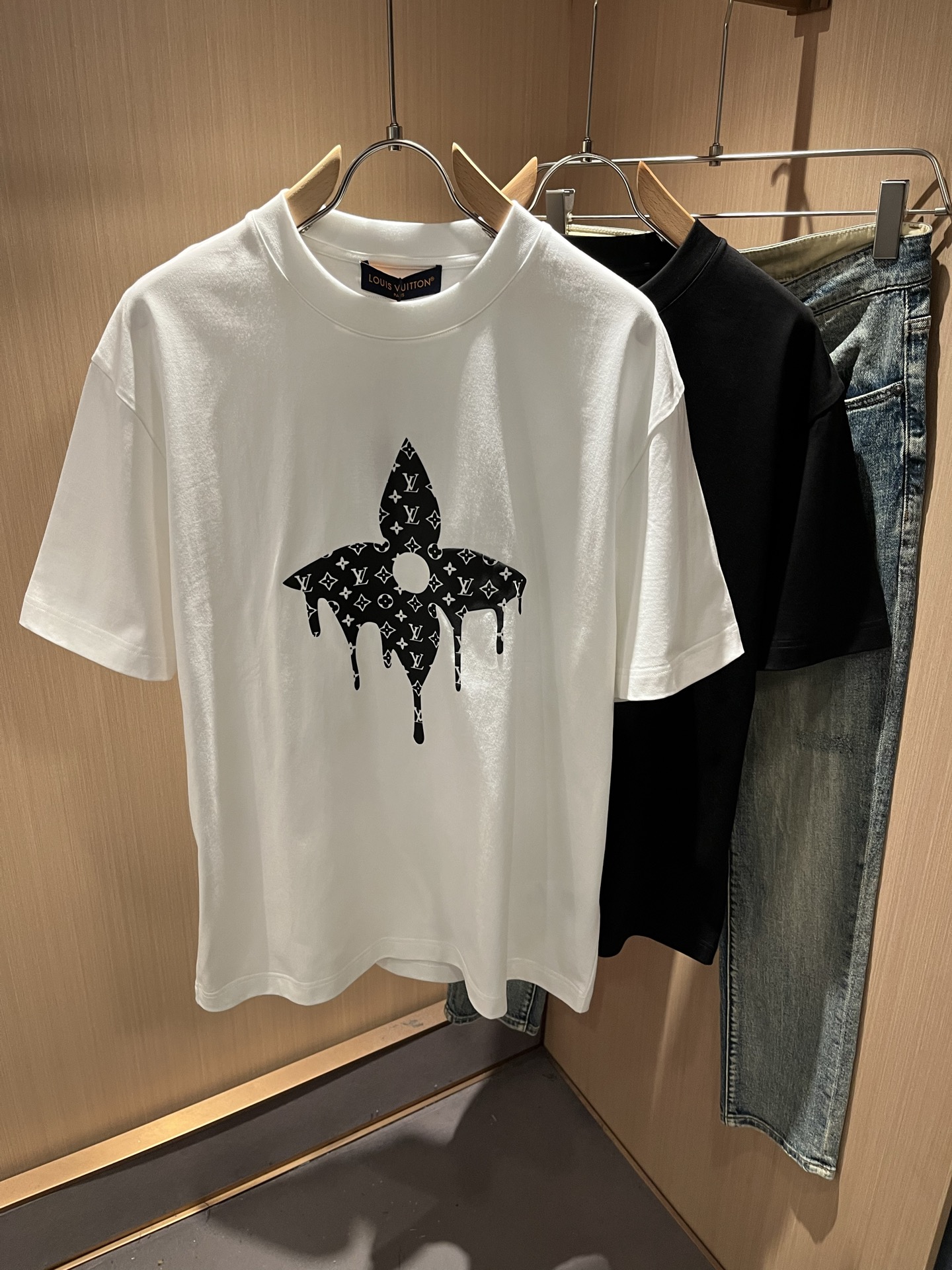 LouisVuitt*路易*登 2026春夏全新系列单品上线，非常时髦前卫的一款男女同款短袖T恤，标识l