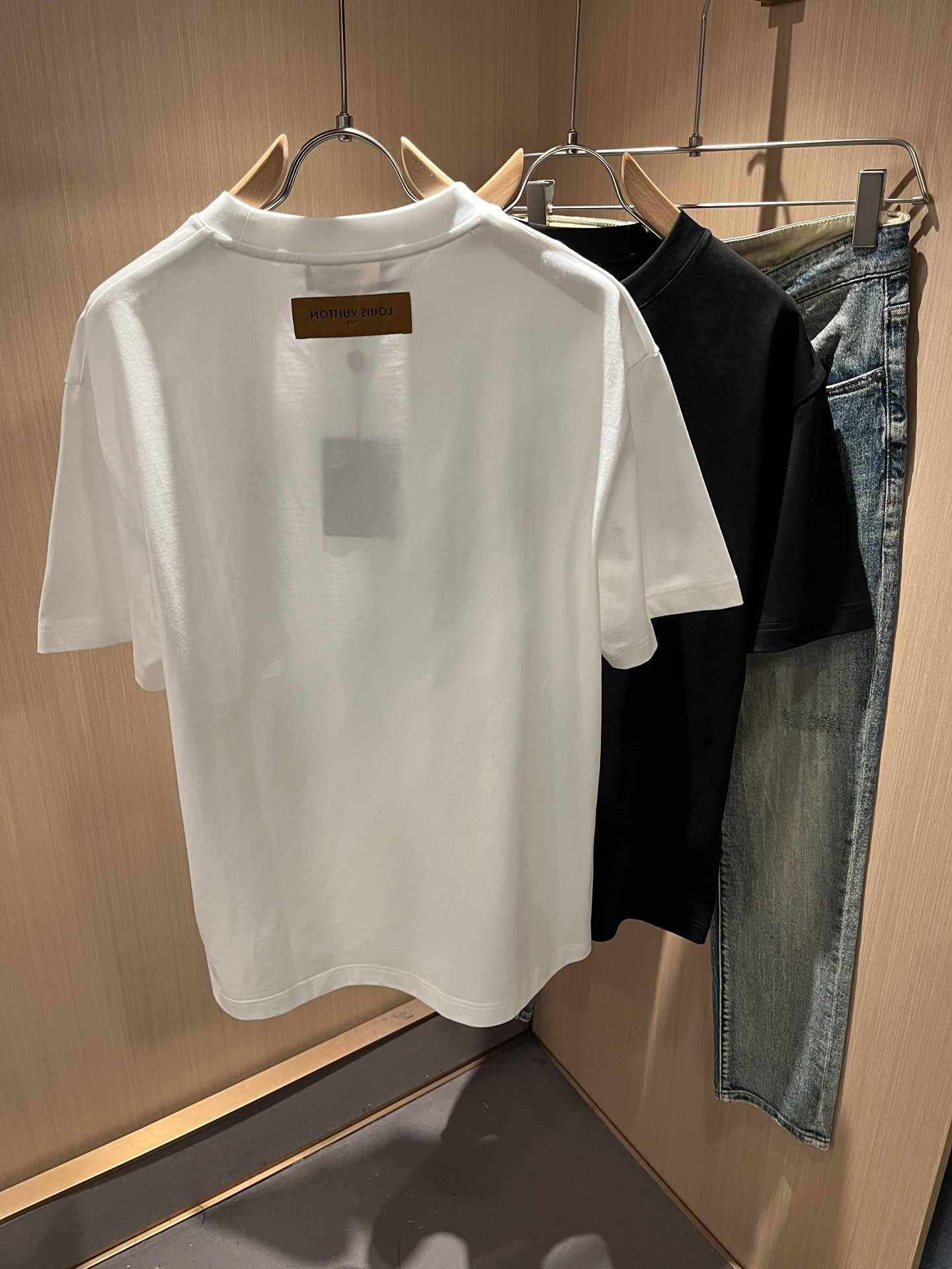 LouisVuitt*路易*登 2026春夏全新系列单品上线，非常时髦前卫的一款男女同款短袖T恤，标识l