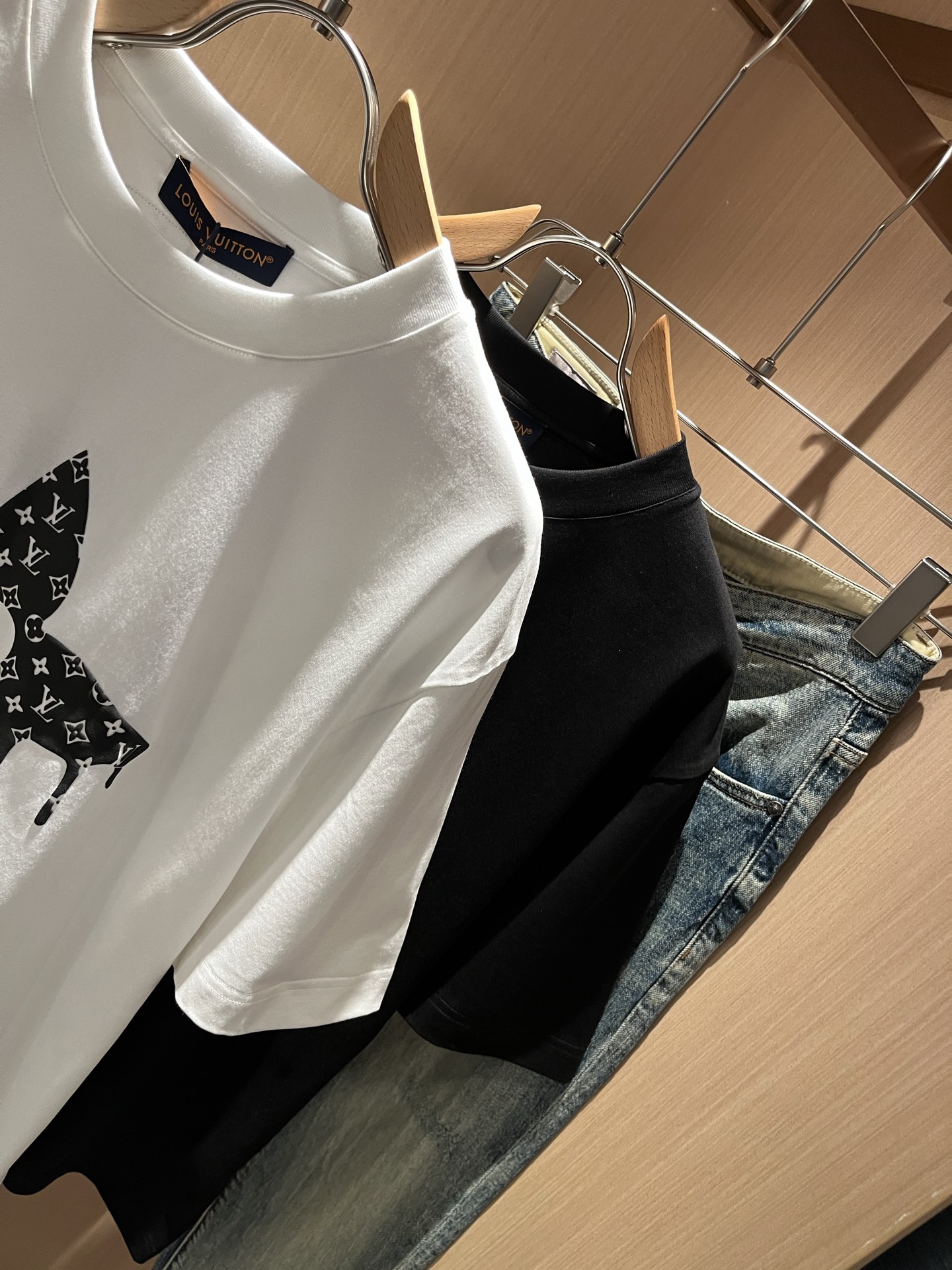 LouisVuitt*路易*登 2026春夏全新系列单品上线，非常时髦前卫的一款男女同款短袖T恤，标识l