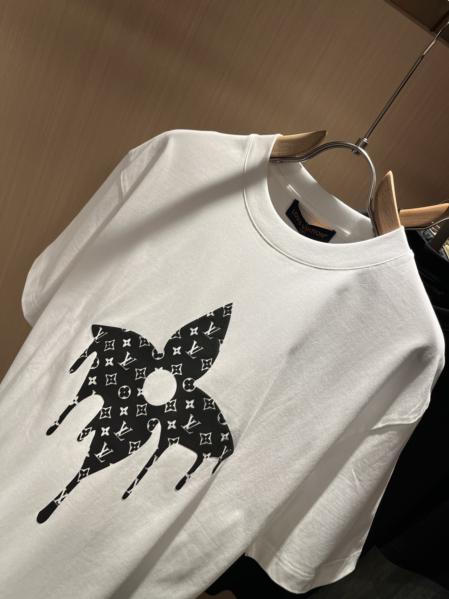 LouisVuitt*路易*登 2026春夏全新系列单品上线，非常时髦前卫的一款男女同款短袖T恤，标识l