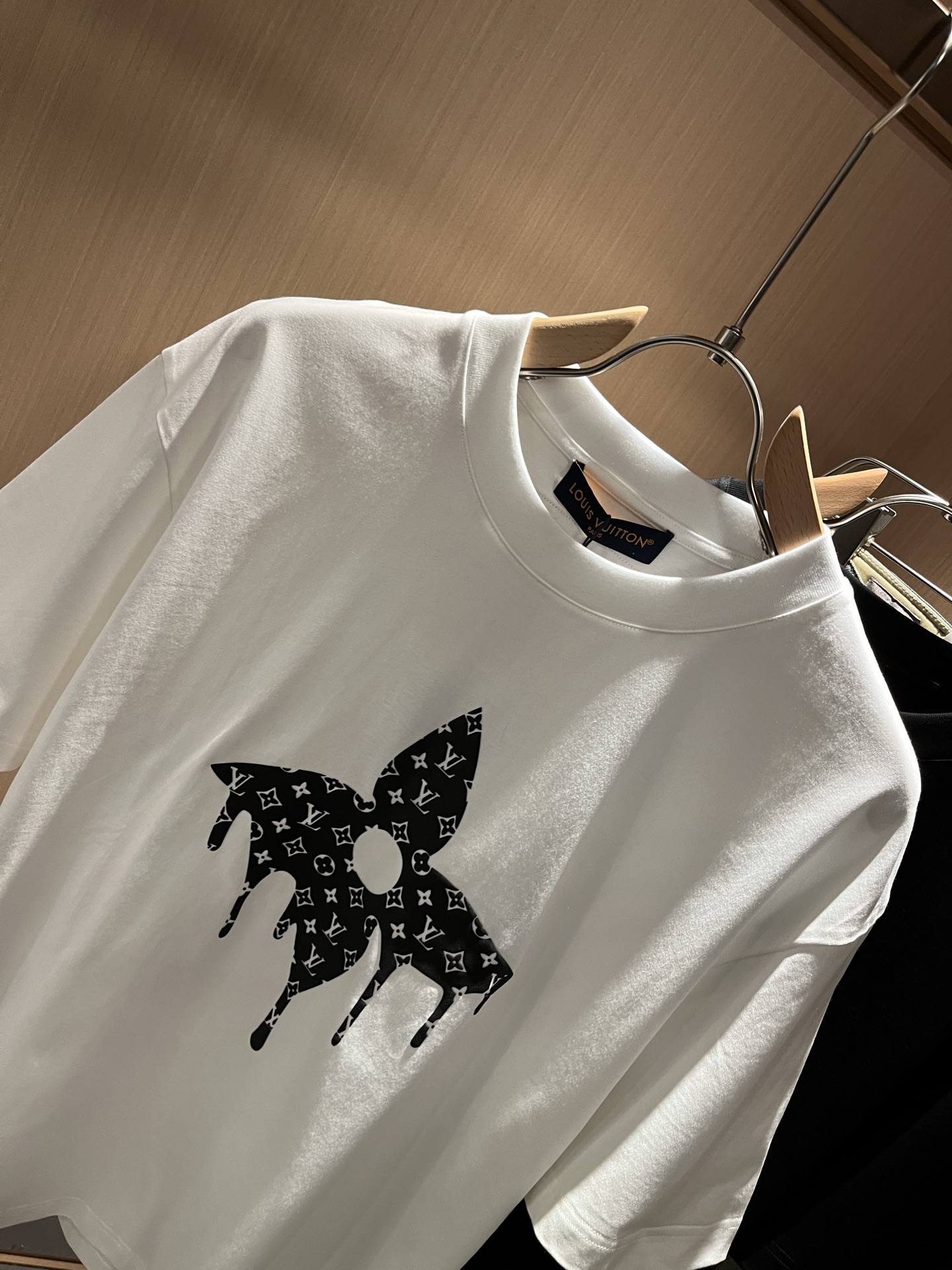 LouisVuitt*路易*登 2026春夏全新系列单品上线，非常时髦前卫的一款男女同款短袖T恤，标识l