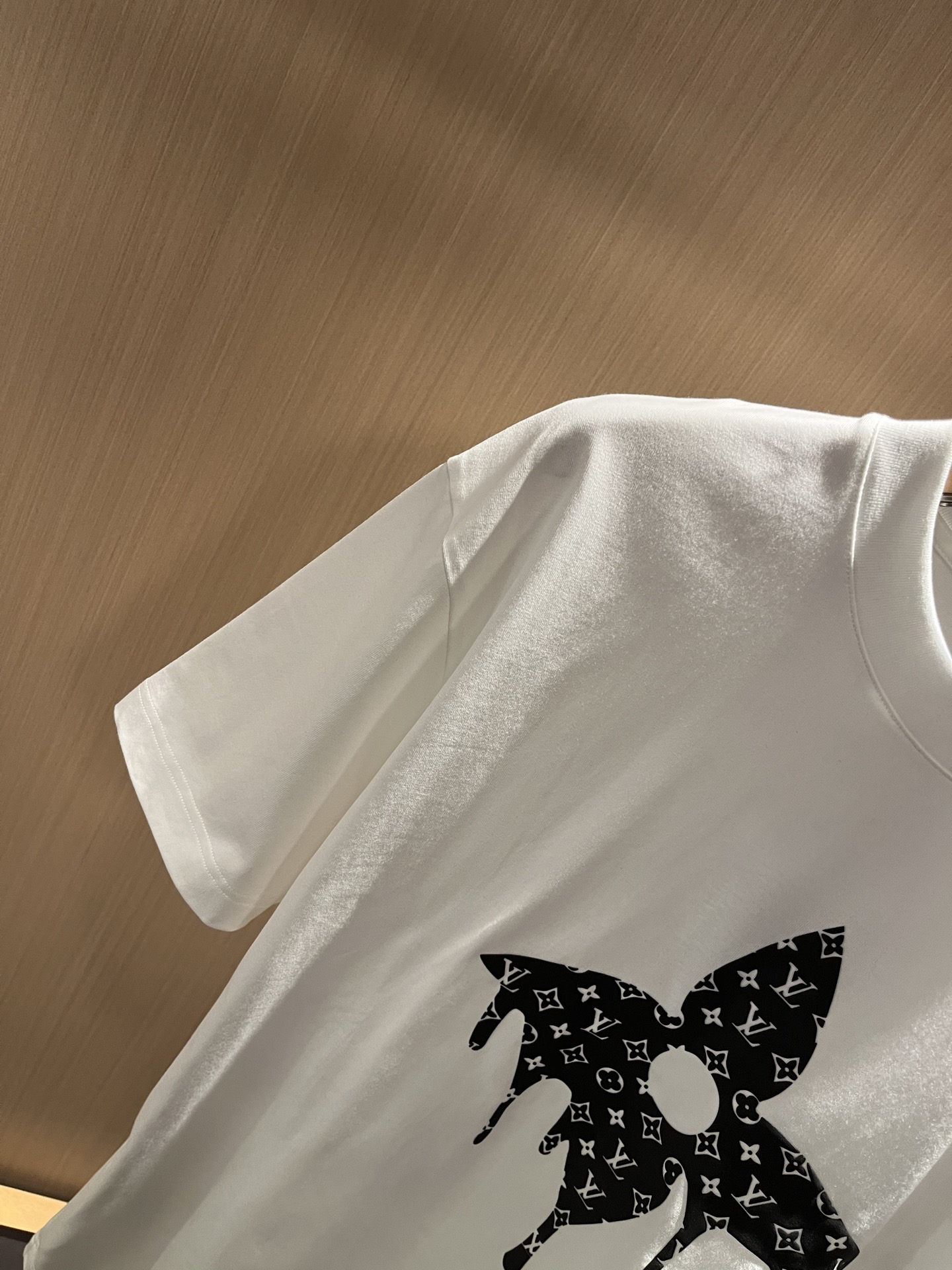 LouisVuitt*路易*登 2026春夏全新系列单品上线，非常时髦前卫的一款男女同款短袖T恤，标识l