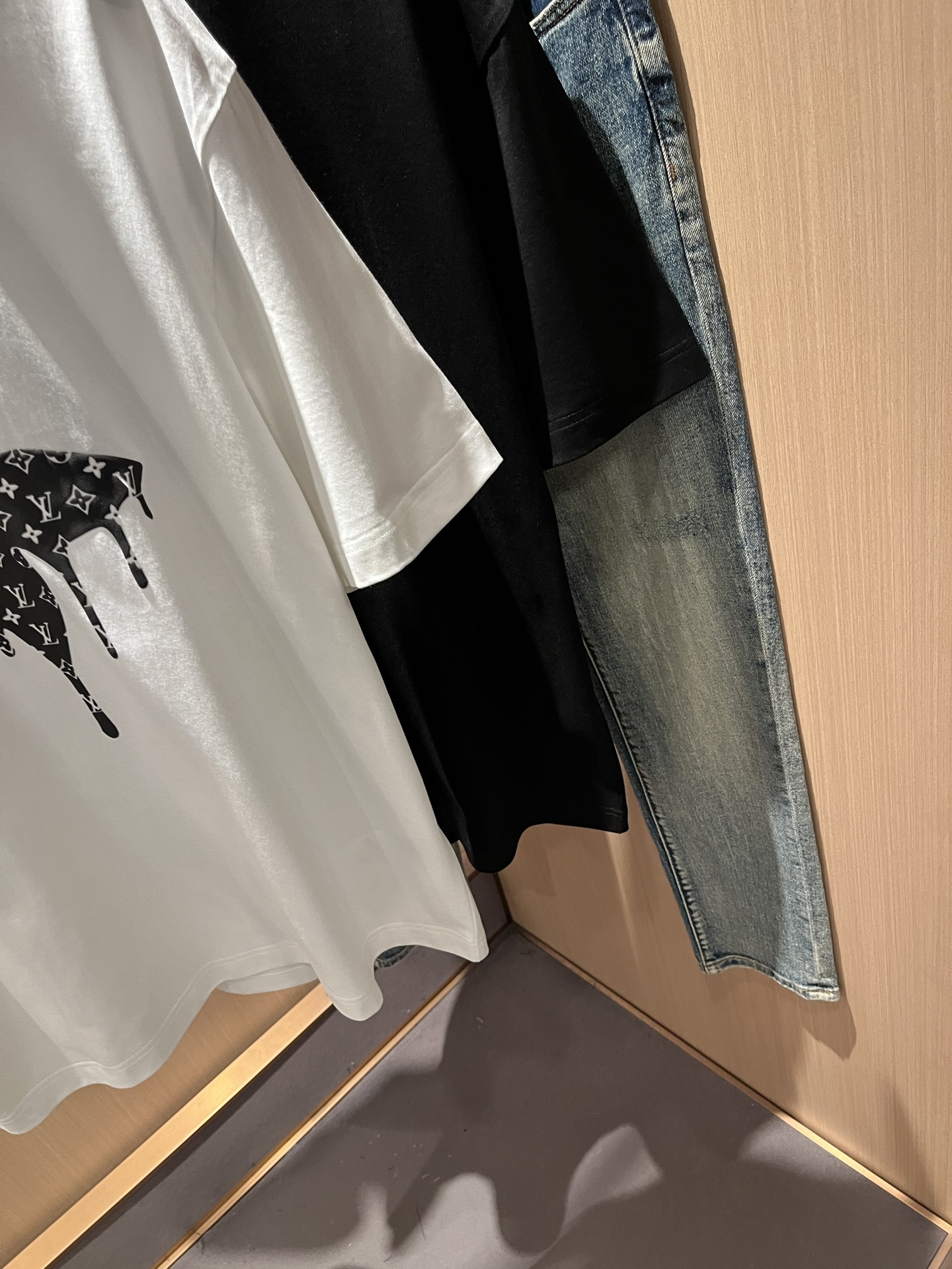 LouisVuitt*路易*登 2026春夏全新系列单品上线，非常时髦前卫的一款男女同款短袖T恤，标识l