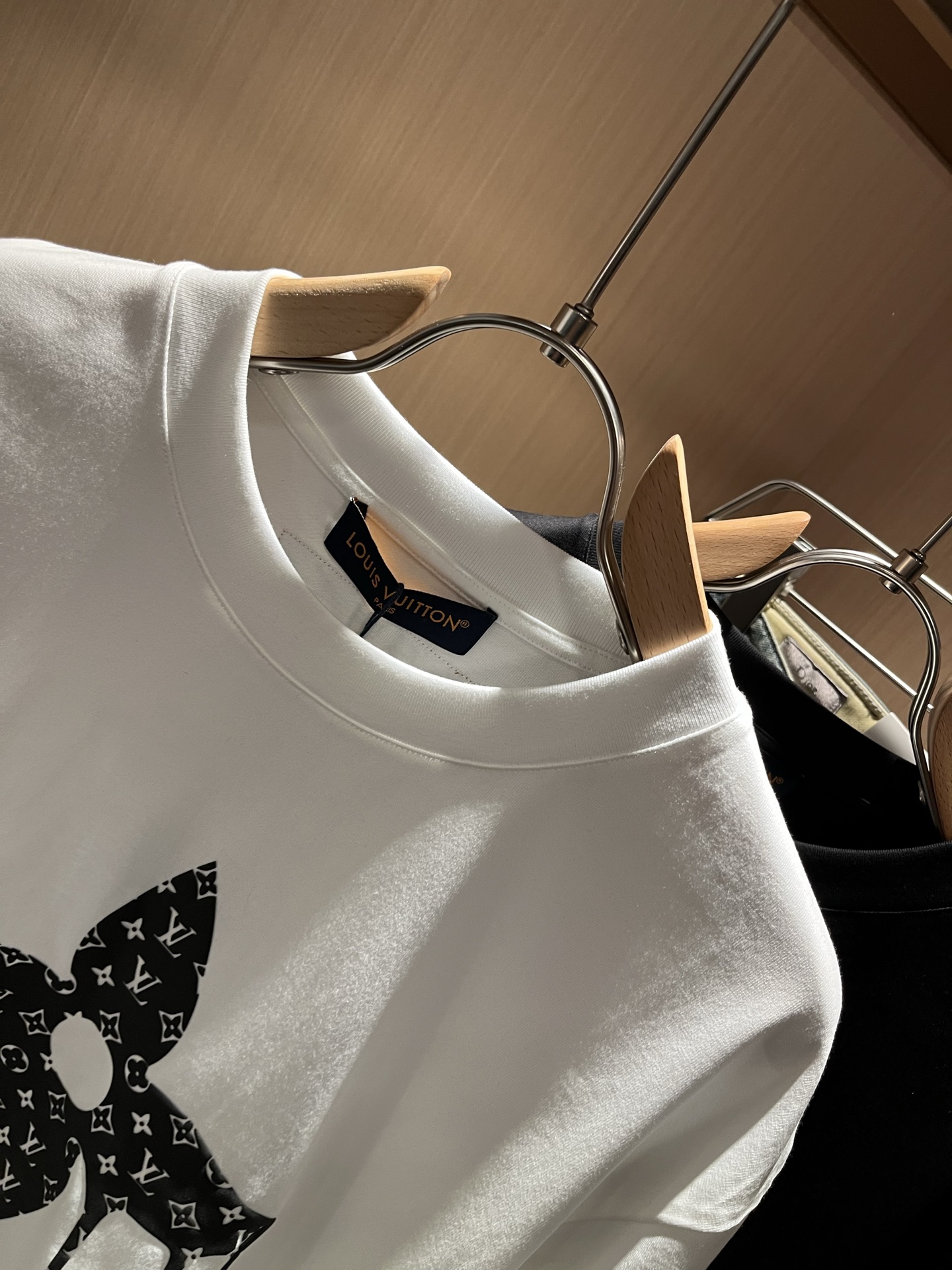 LouisVuitt*路易*登 2026春夏全新系列单品上线，非常时髦前卫的一款男女同款短袖T恤，标识l