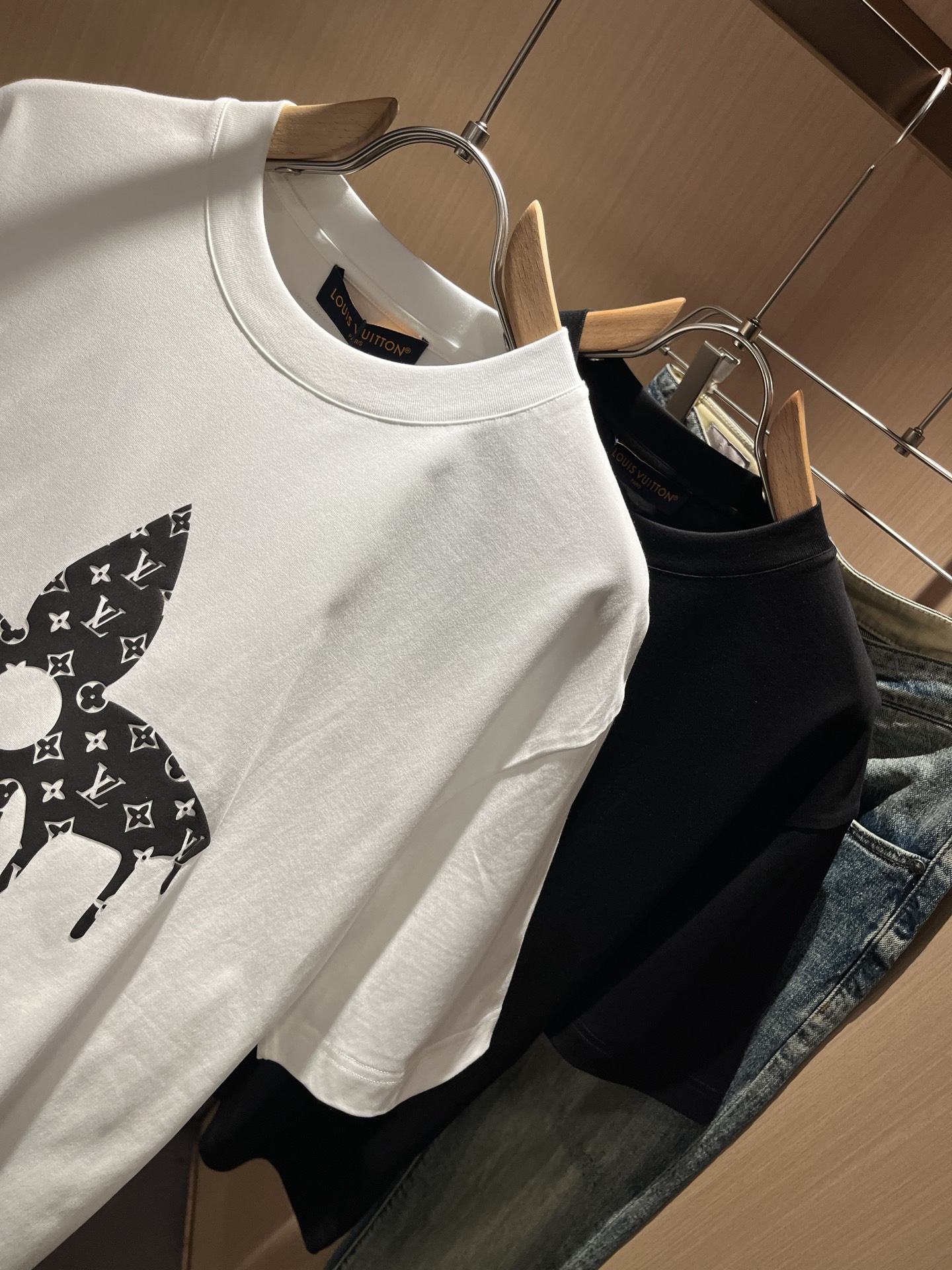 LouisVuitt*路易*登 2026春夏全新系列单品上线，非常时髦前卫的一款男女同款短袖T恤，标识l