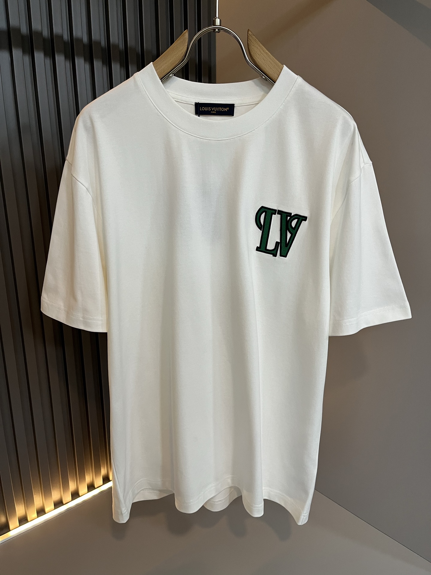 LouisVuitt*路易*登 2026春夏全新系列单品上线，非常时髦前卫的一款男女同款短袖T恤，标识l
