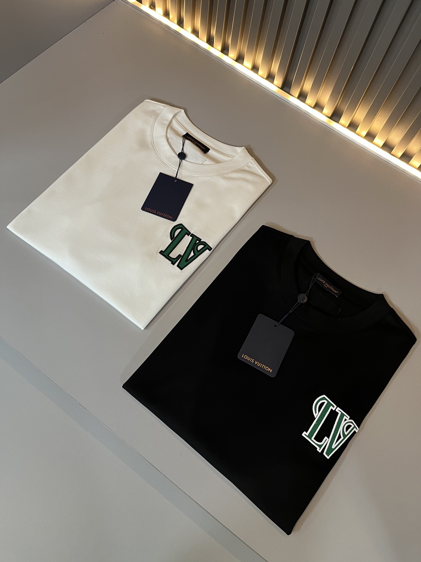 LouisVuitt*路易*登 2026春夏全新系列单品上线，非常时髦前卫的一款男女同款短袖T恤，标识l