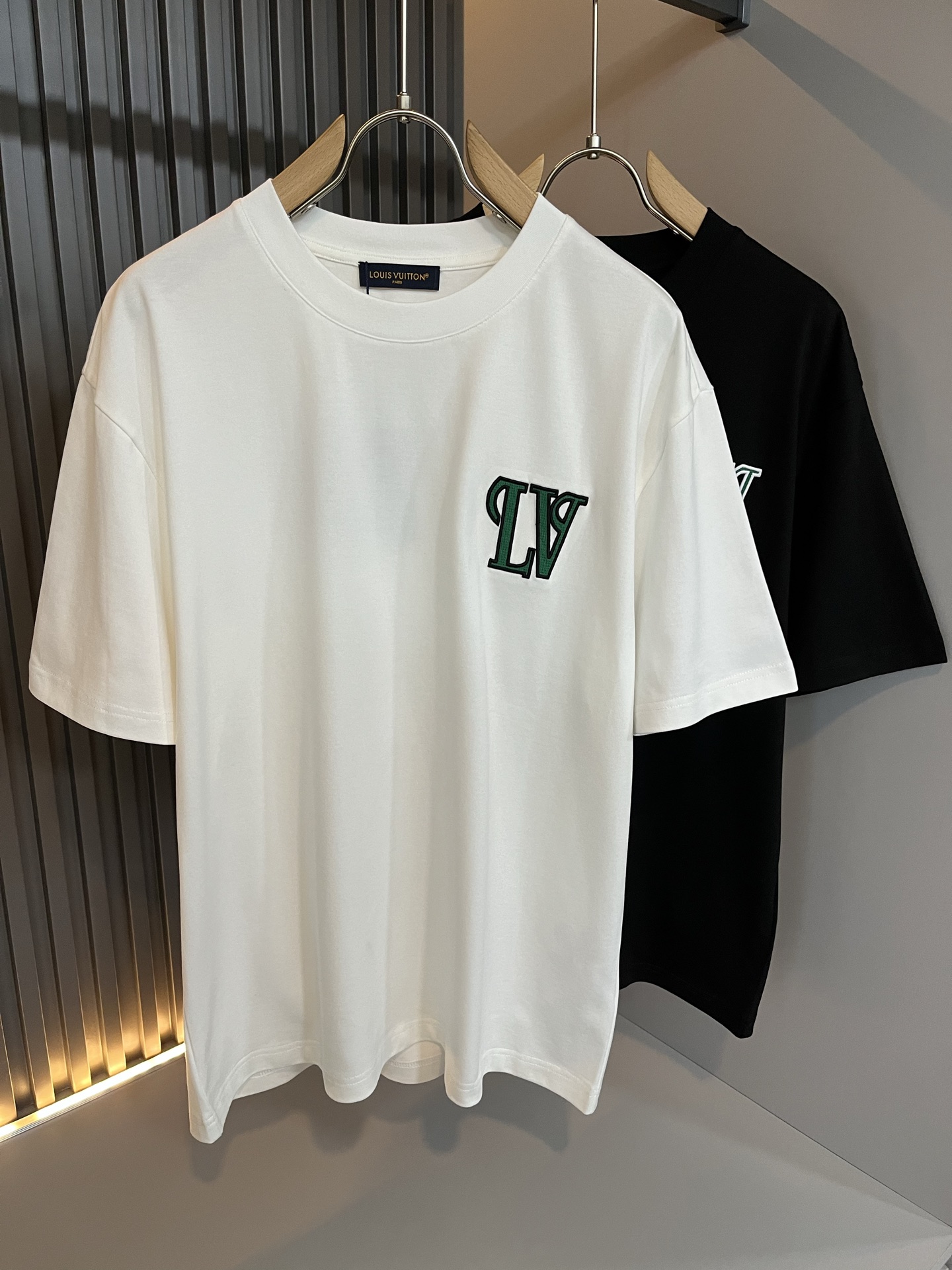 LouisVuitt*路易*登 2026春夏全新系列单品上线，非常时髦前卫的一款男女同款短袖T恤，标识l
