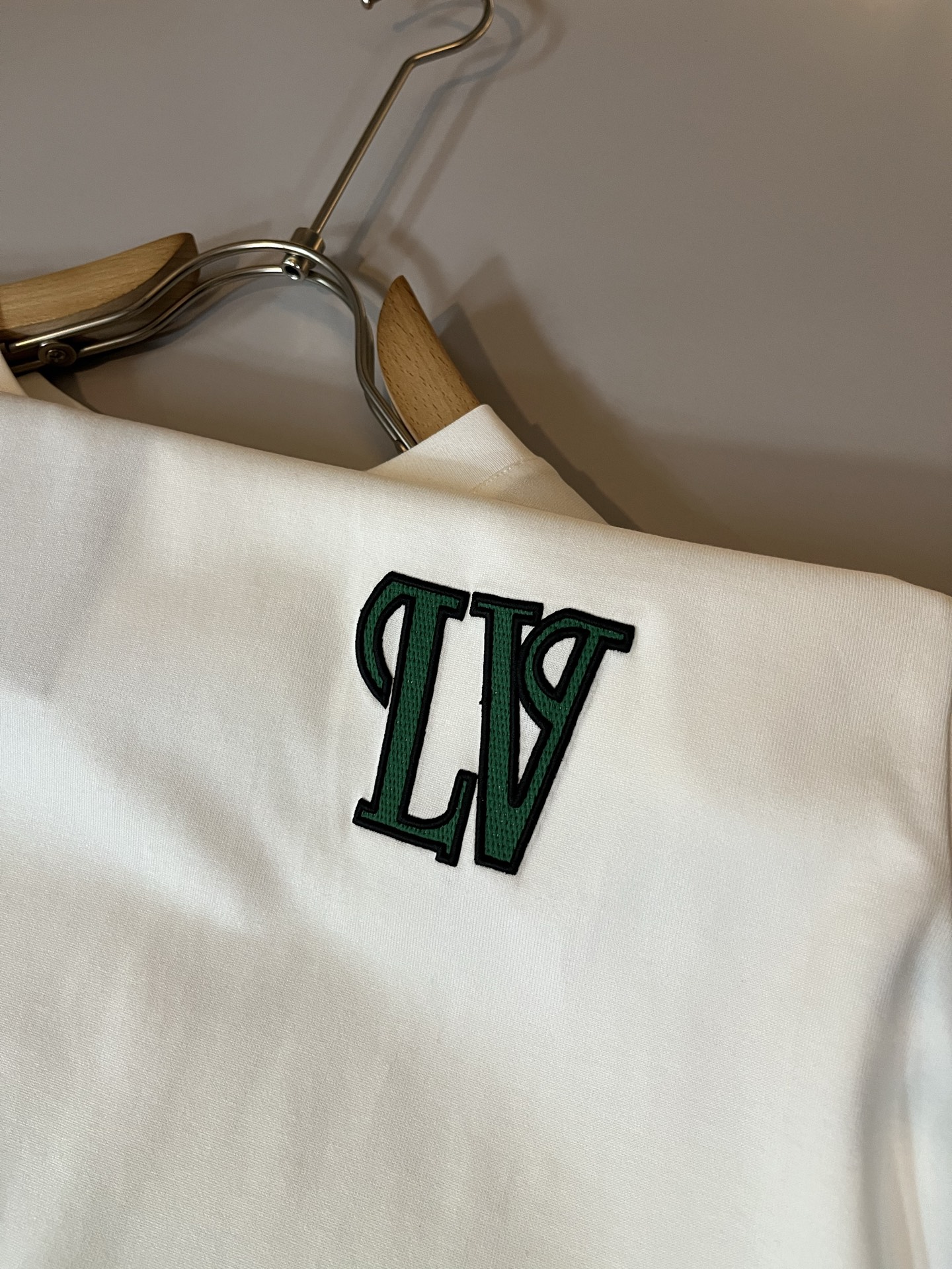 LouisVuitt*路易*登 2026春夏全新系列单品上线，非常时髦前卫的一款男女同款短袖T恤，标识l