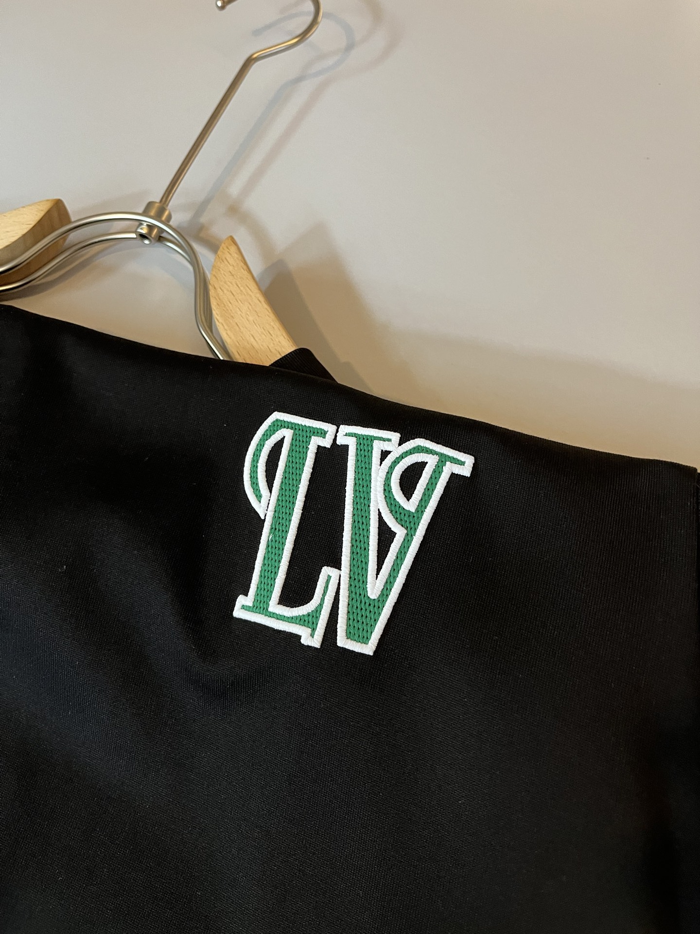 LouisVuitt*路易*登 2026春夏全新系列单品上线，非常时髦前卫的一款男女同款短袖T恤，标识l