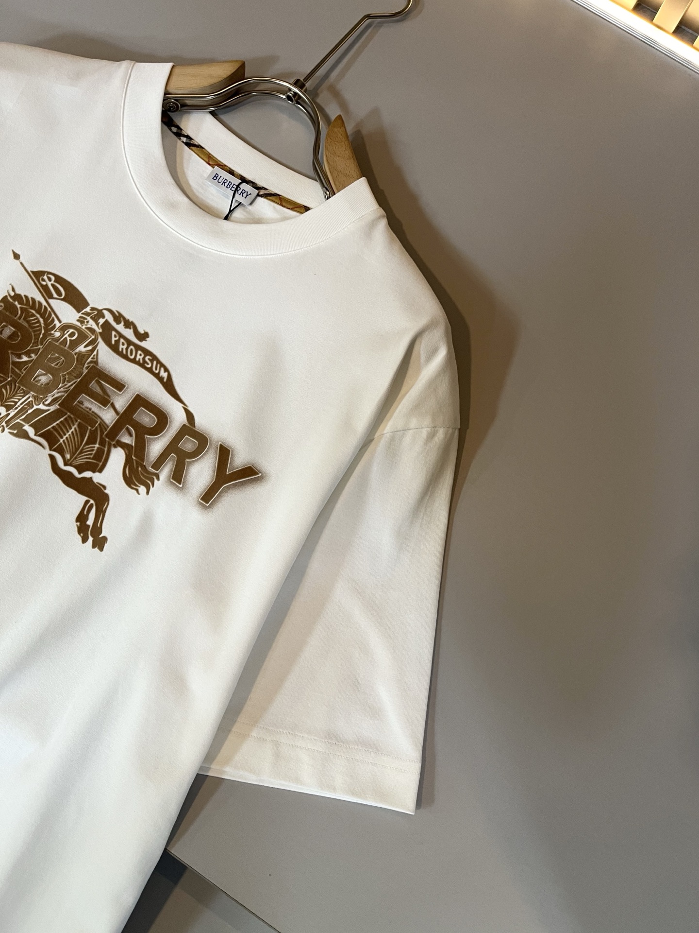 BURBER*Y巴*莉2026春夏新品短袖T恤，重磅来袭，最近比较火热的环保纯棉面料制作而成，高端户外运