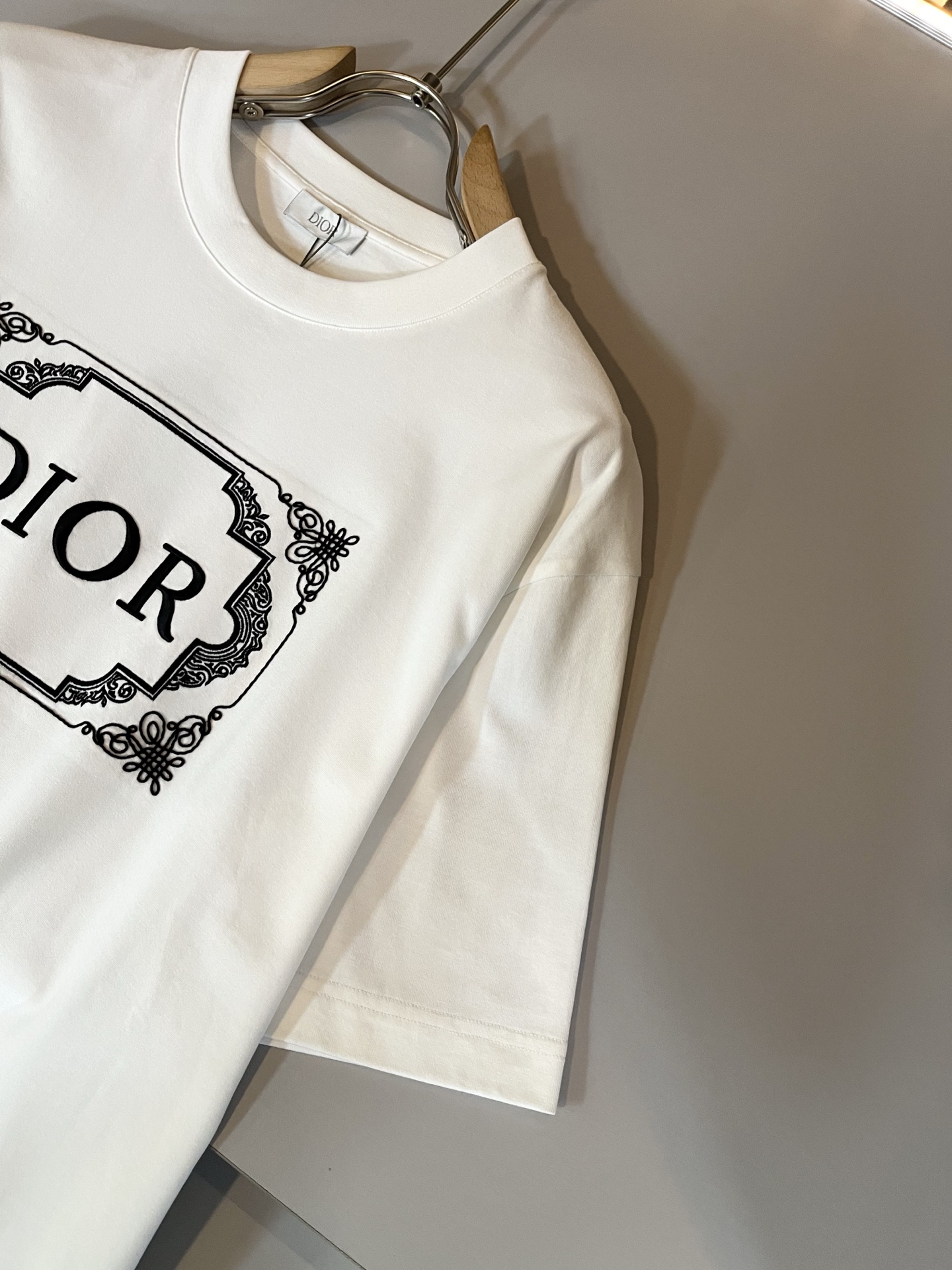 Dio*迪家 2026春夏新款男女同款👫短袖T恤，专柜同步发售！定制专属260克纯棉面料，定制原版工艺螺