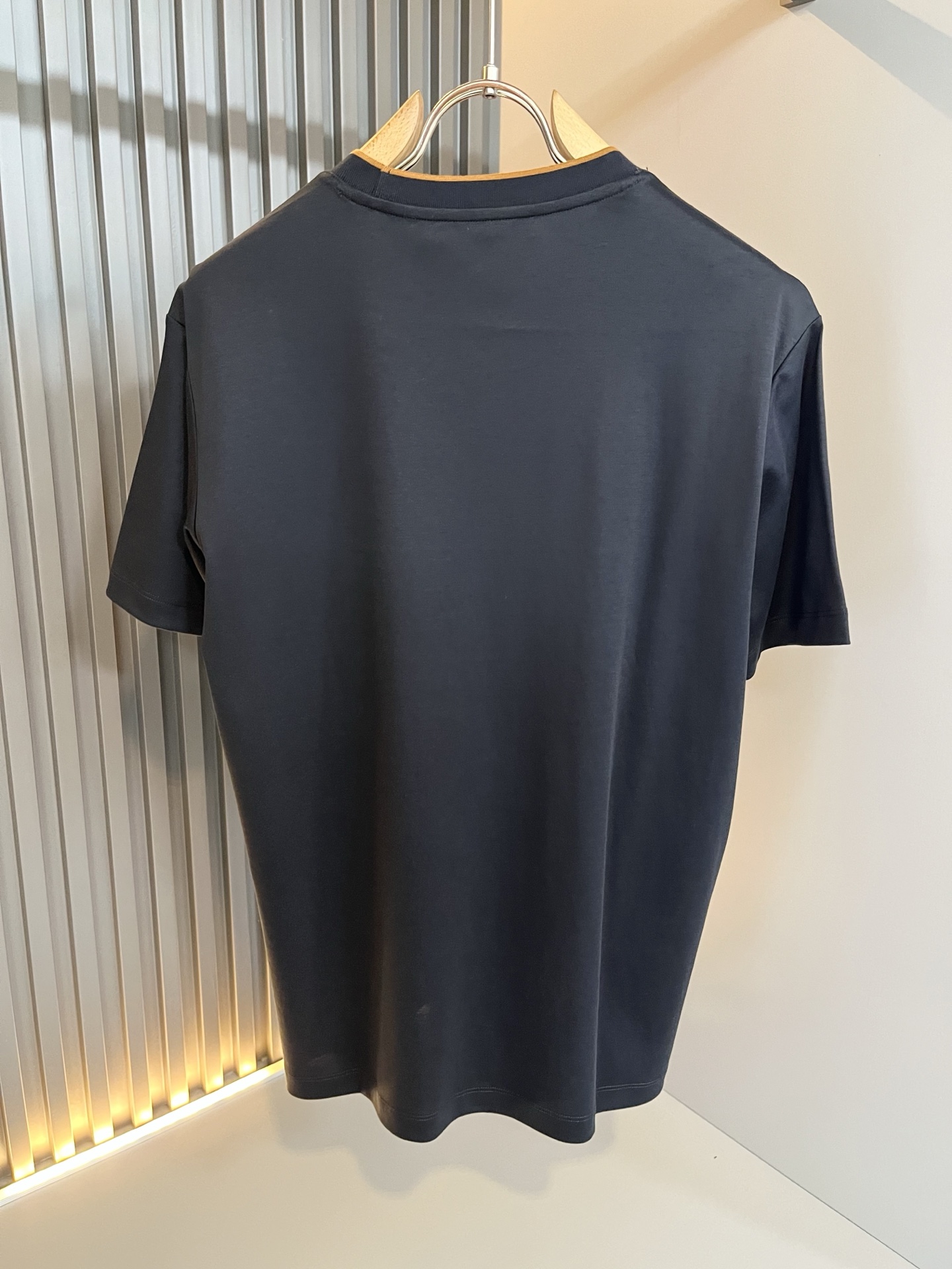 Loro Piana诺悠翩雅 2026春夏男士最新的贸易订单短袖打底衫，全品相！！胸前采用logo图案刺