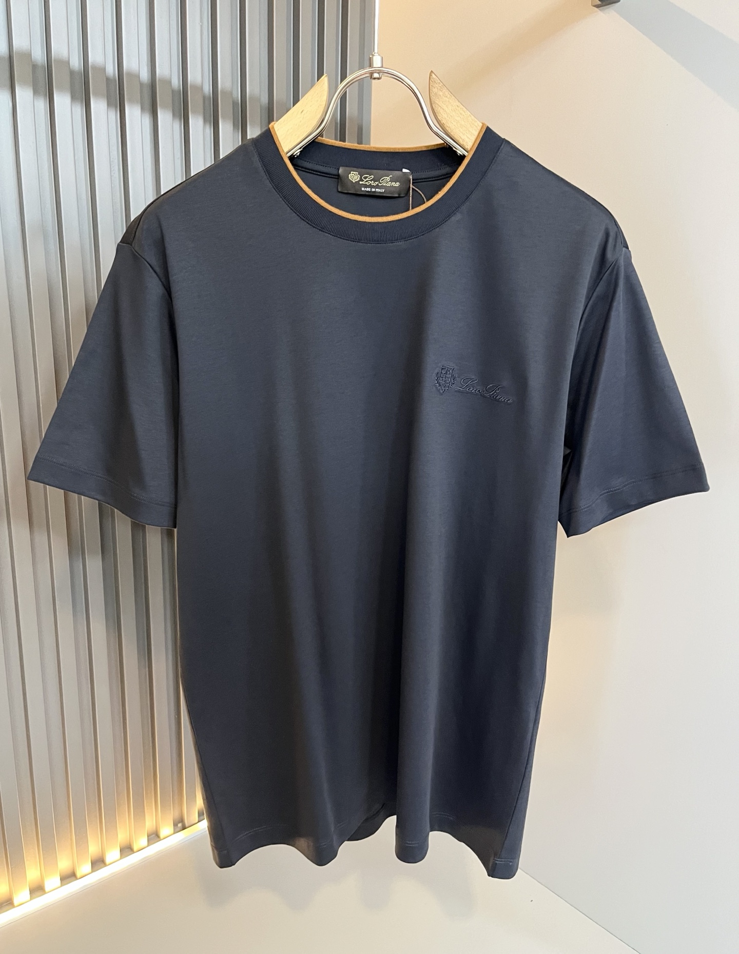 Loro Piana诺悠翩雅 2026春夏男士最新的贸易订单短袖打底衫，全品相！！胸前采用logo图案刺