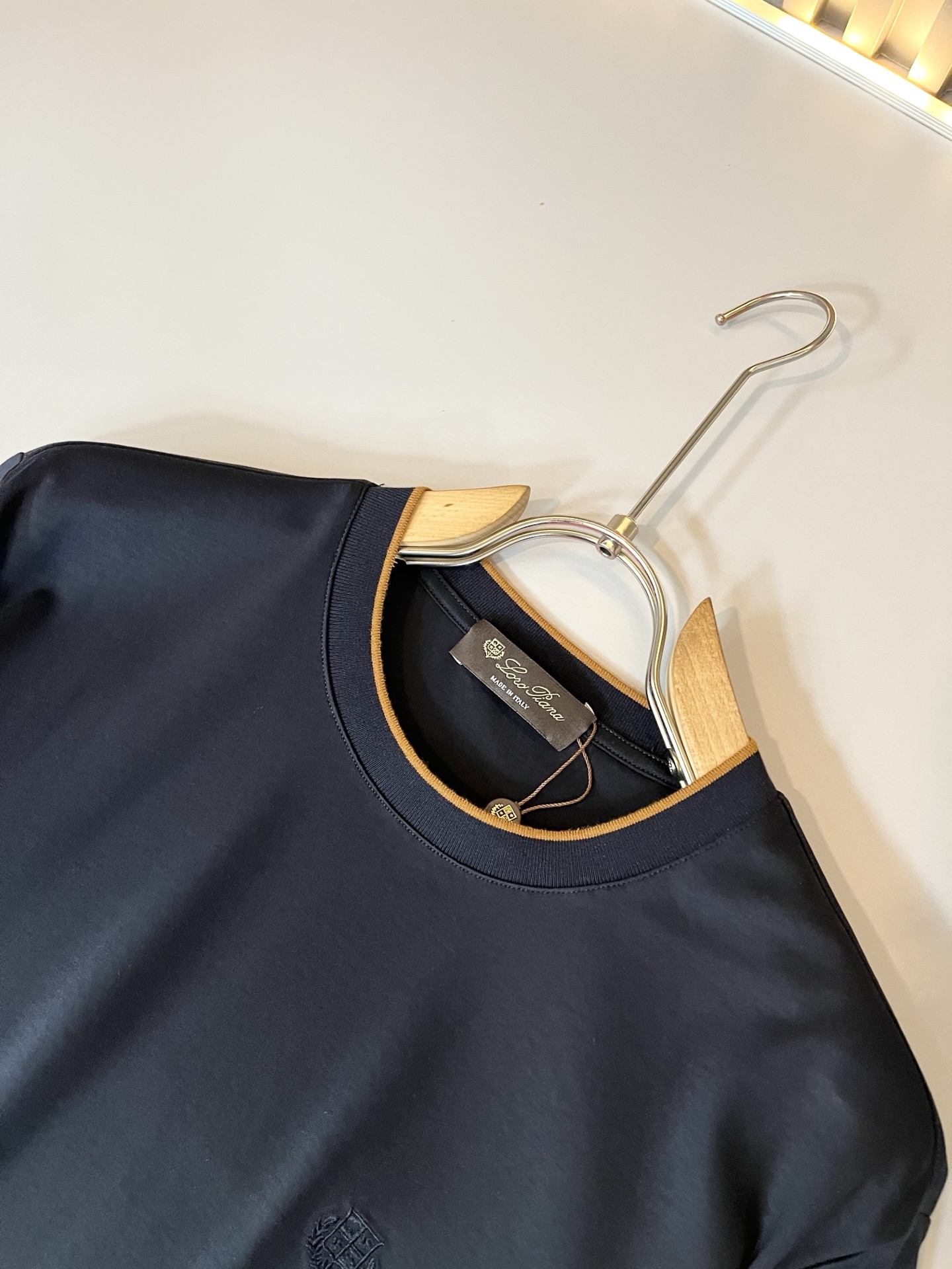 Loro Piana诺悠翩雅 2026春夏男士最新的贸易订单短袖打底衫，全品相！！胸前采用logo图案刺