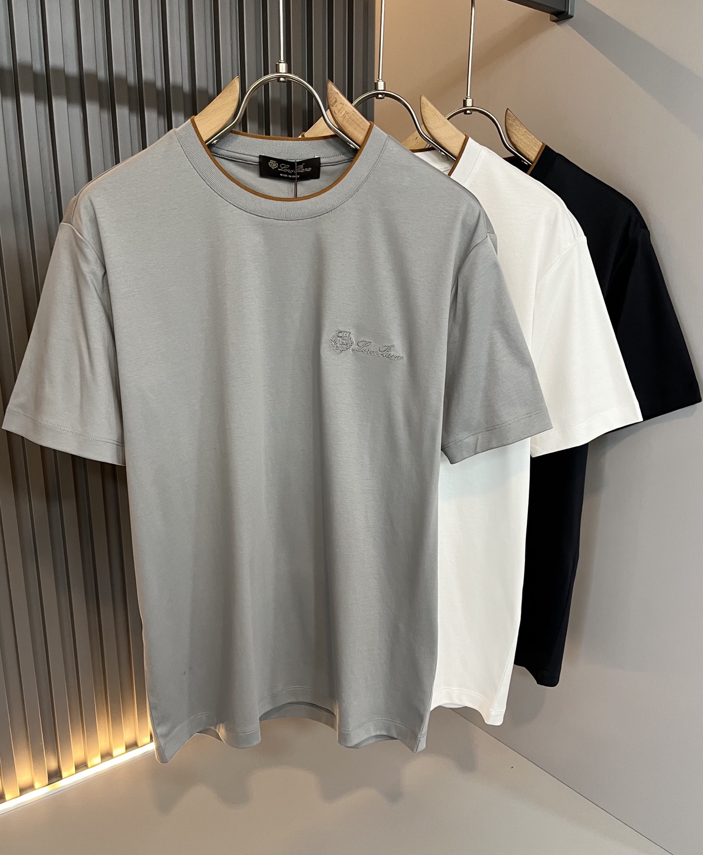 Loro Piana诺悠翩雅 2026春夏男士最新的贸易订单短袖打底衫，全品相！！胸前采用logo图案刺