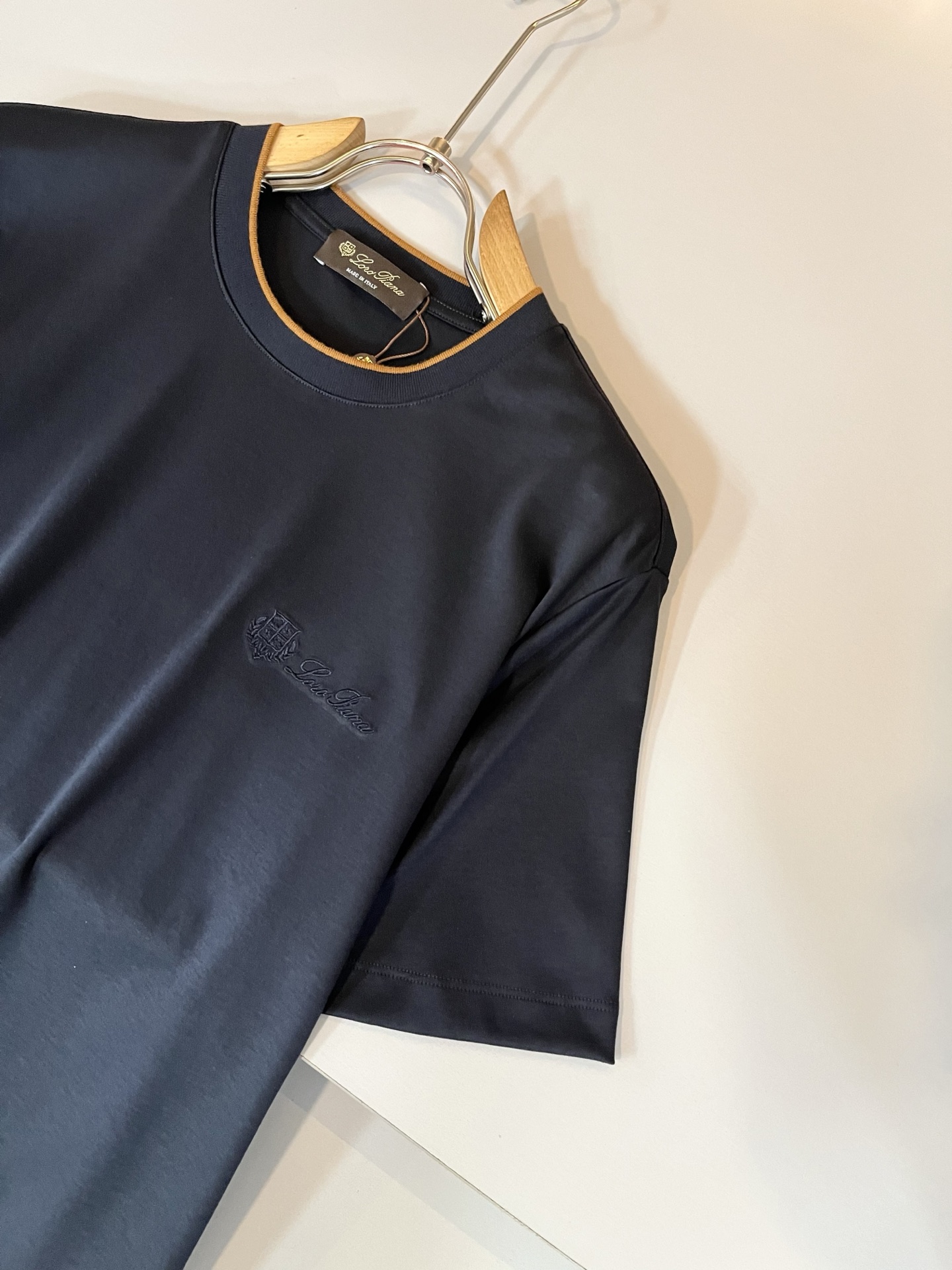 Loro Piana诺悠翩雅 2026春夏男士最新的贸易订单短袖打底衫，全品相！！胸前采用logo图案刺