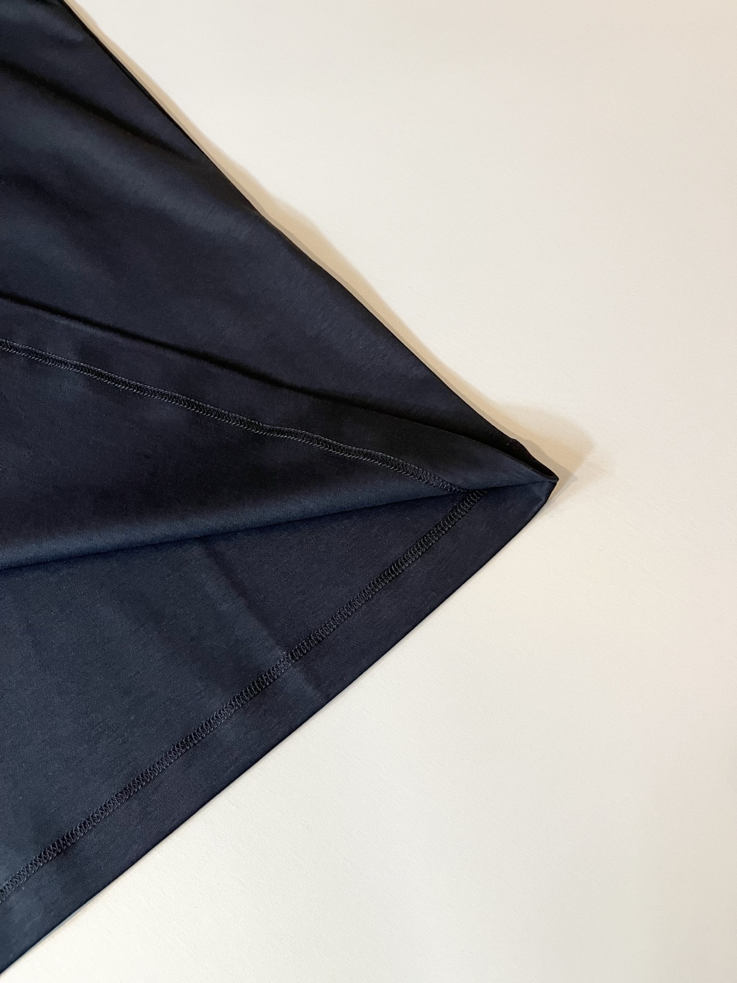 Loro Piana诺悠翩雅 2026春夏男士最新的贸易订单短袖打底衫，全品相！！胸前采用logo图案刺