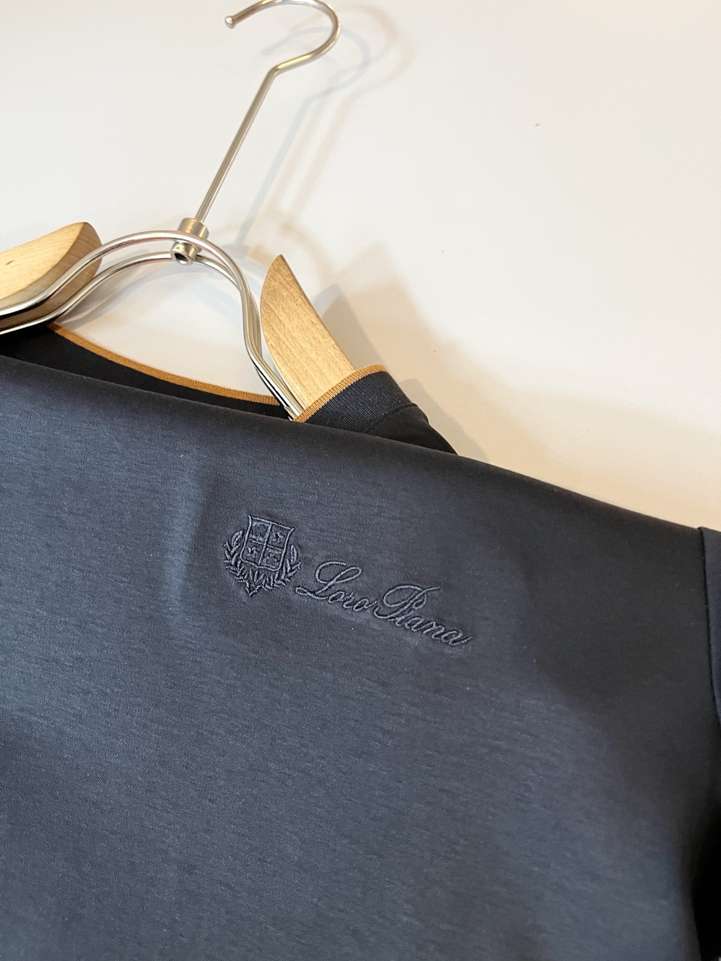 Loro Piana诺悠翩雅 2026春夏男士最新的贸易订单短袖打底衫，全品相！！胸前采用logo图案刺