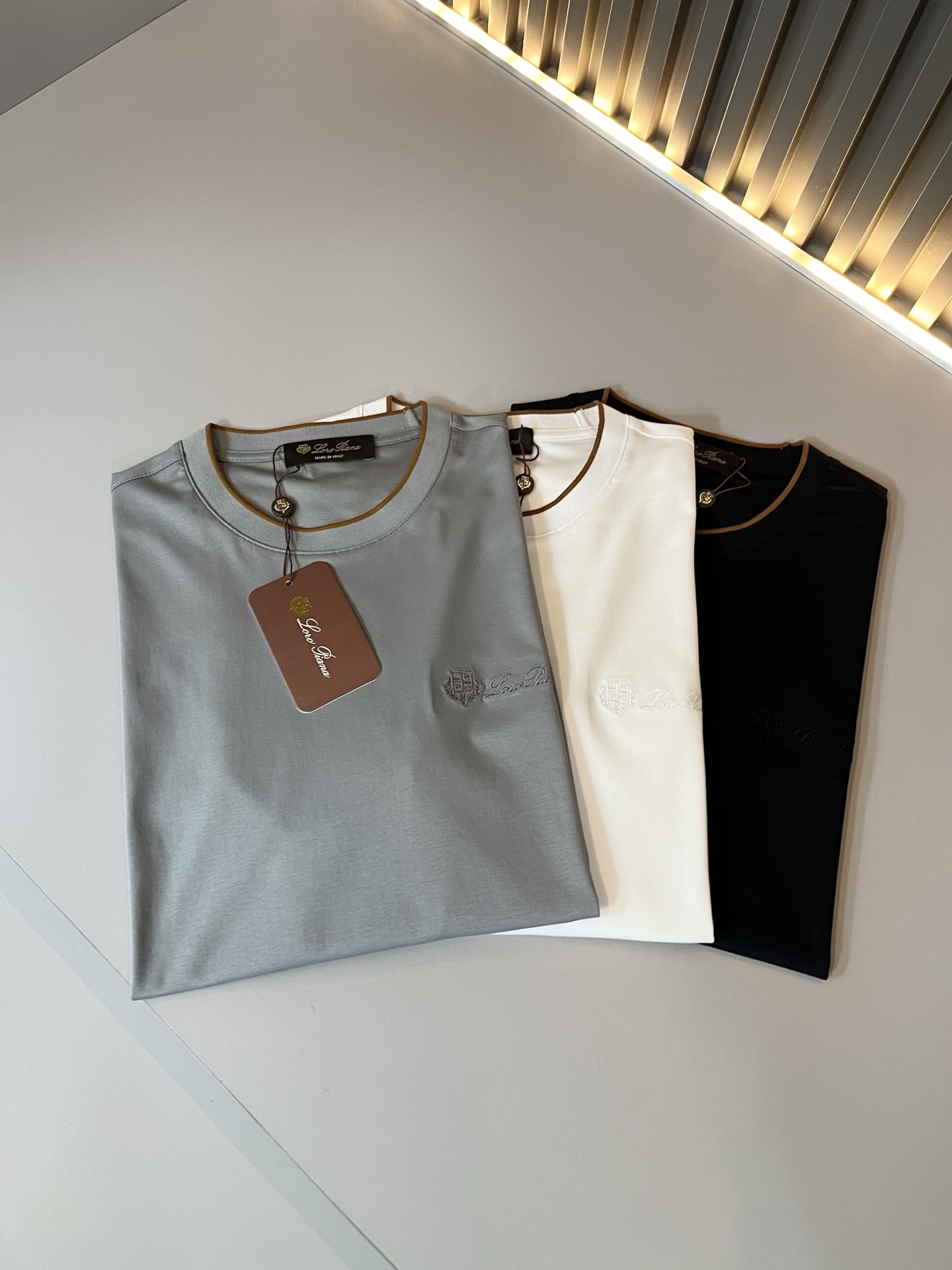 Loro Piana诺悠翩雅 2026春夏男士最新的贸易订单短袖打底衫，全品相！！胸前采用logo图案刺