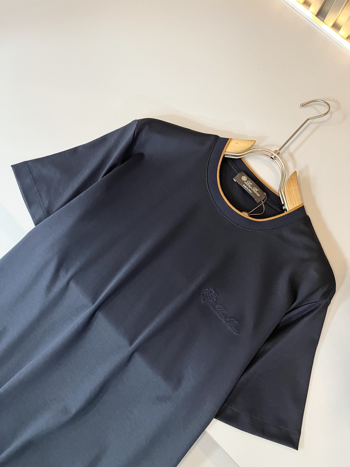 Loro Piana诺悠翩雅 2026春夏男士最新的贸易订单短袖打底衫，全品相！！胸前采用logo图案刺