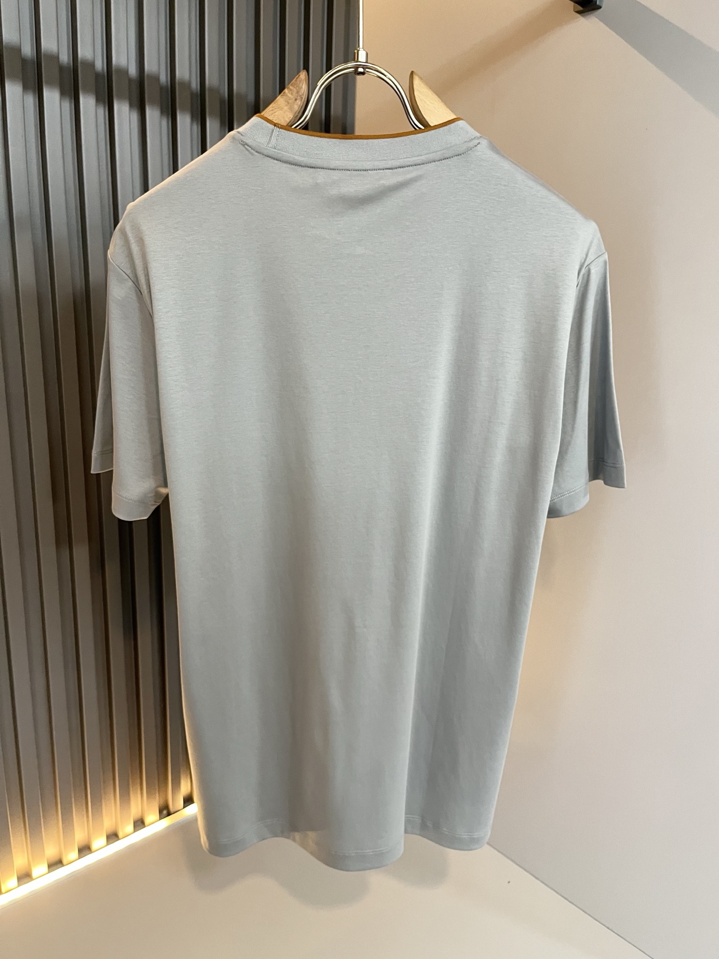 Loro Piana诺悠翩雅 2026春夏男士最新的贸易订单短袖打底衫，全品相！！胸前采用logo图案刺