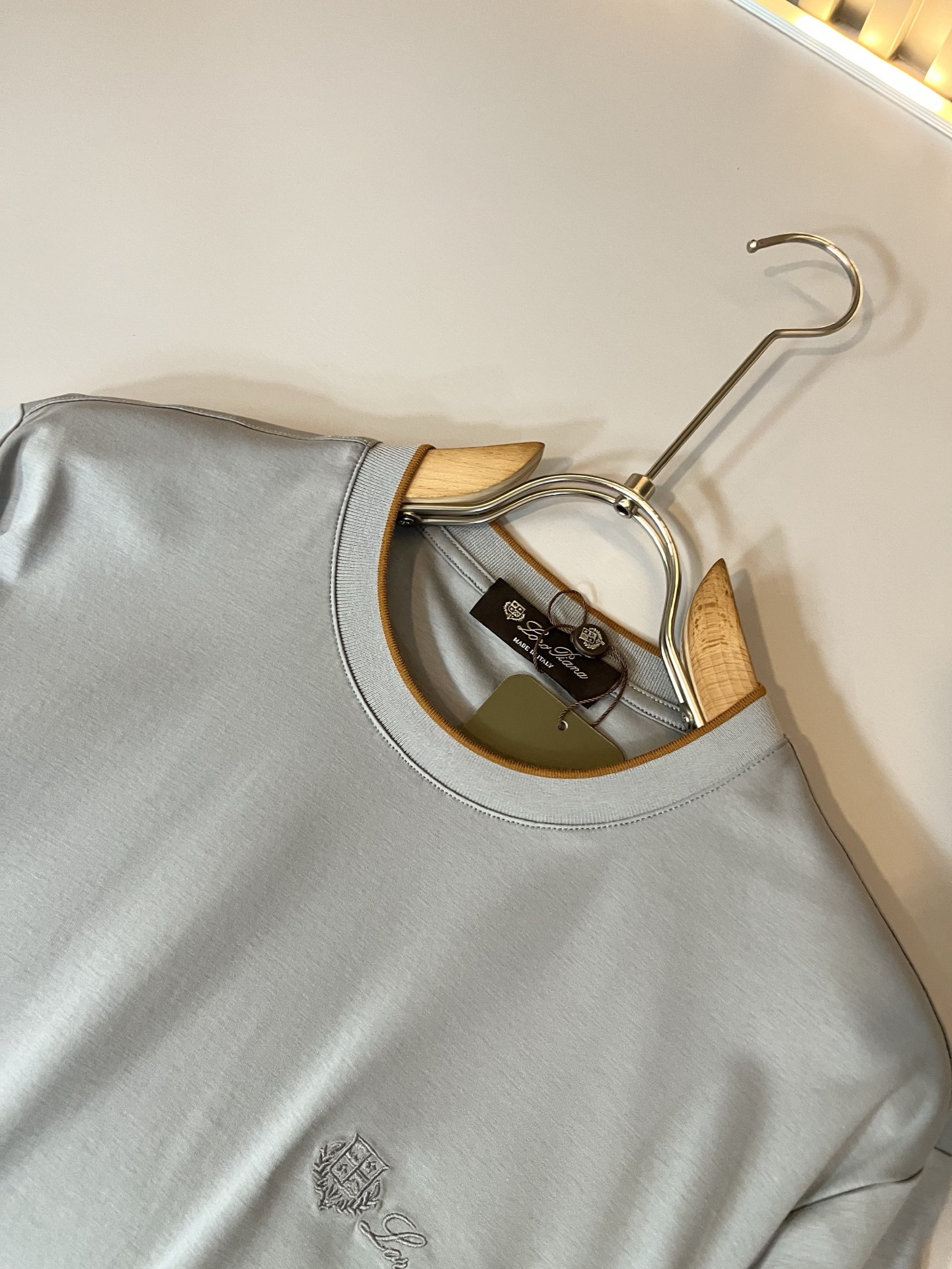 Loro Piana诺悠翩雅 2026春夏男士最新的贸易订单短袖打底衫，全品相！！胸前采用logo图案刺