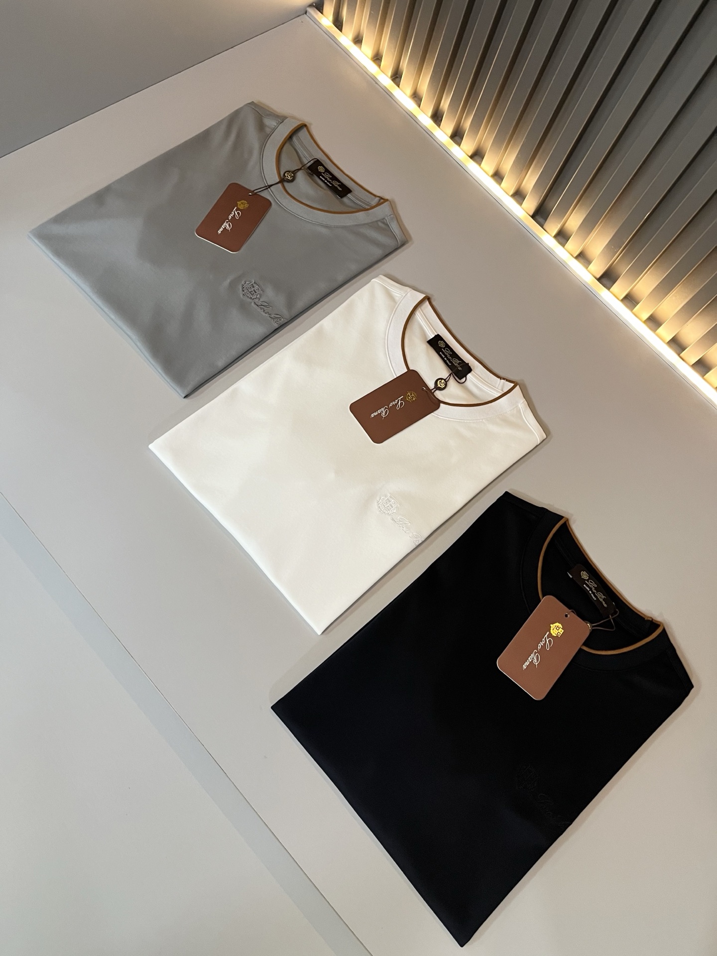 Loro Piana诺悠翩雅 2026春夏男士最新的贸易订单短袖打底衫，全品相！！胸前采用logo图案刺