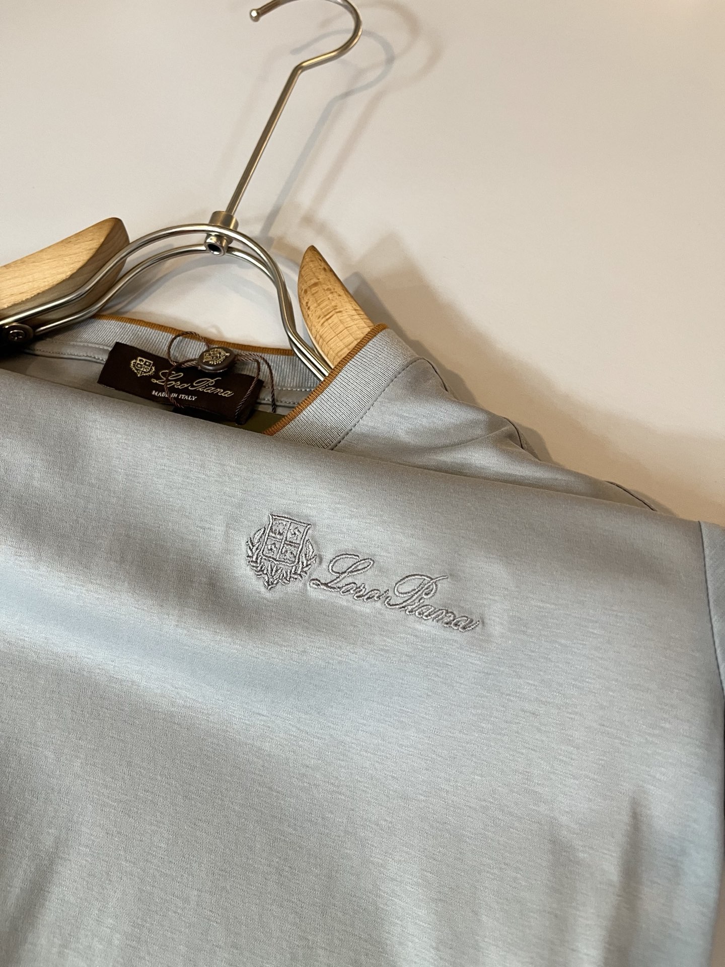 Loro Piana诺悠翩雅 2026春夏男士最新的贸易订单短袖打底衫，全品相！！胸前采用logo图案刺