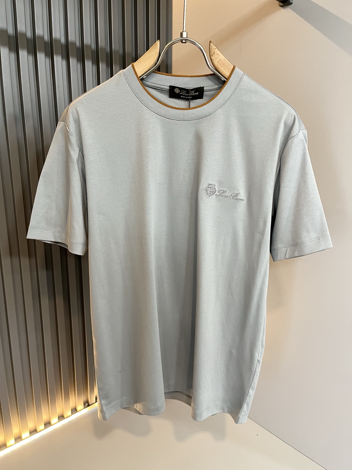 Loro Piana诺悠翩雅 2026春夏男士最新的贸易订单短袖打底衫，全品相！！胸前采用logo图案刺