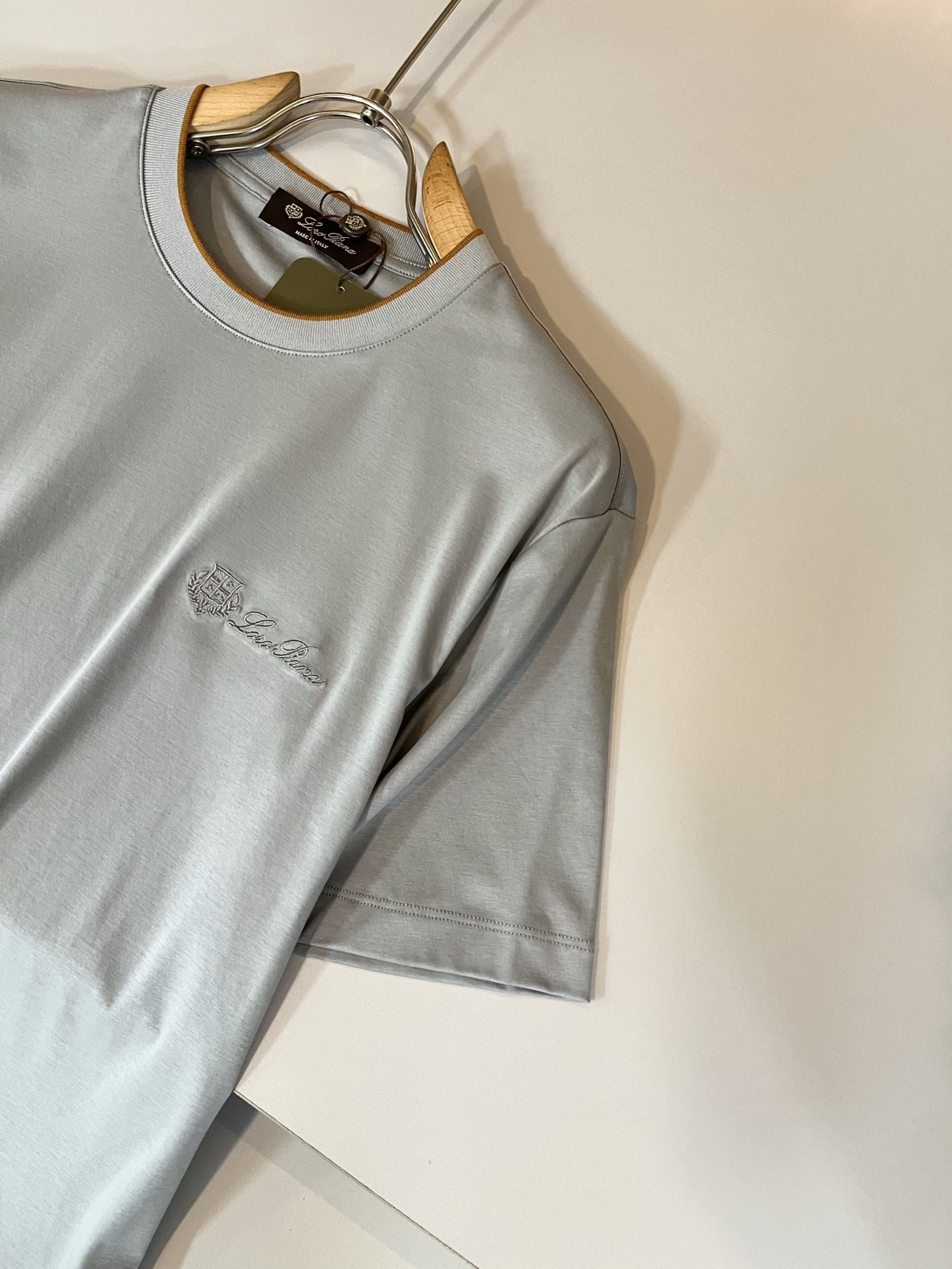 Loro Piana诺悠翩雅 2026春夏男士最新的贸易订单短袖打底衫，全品相！！胸前采用logo图案刺