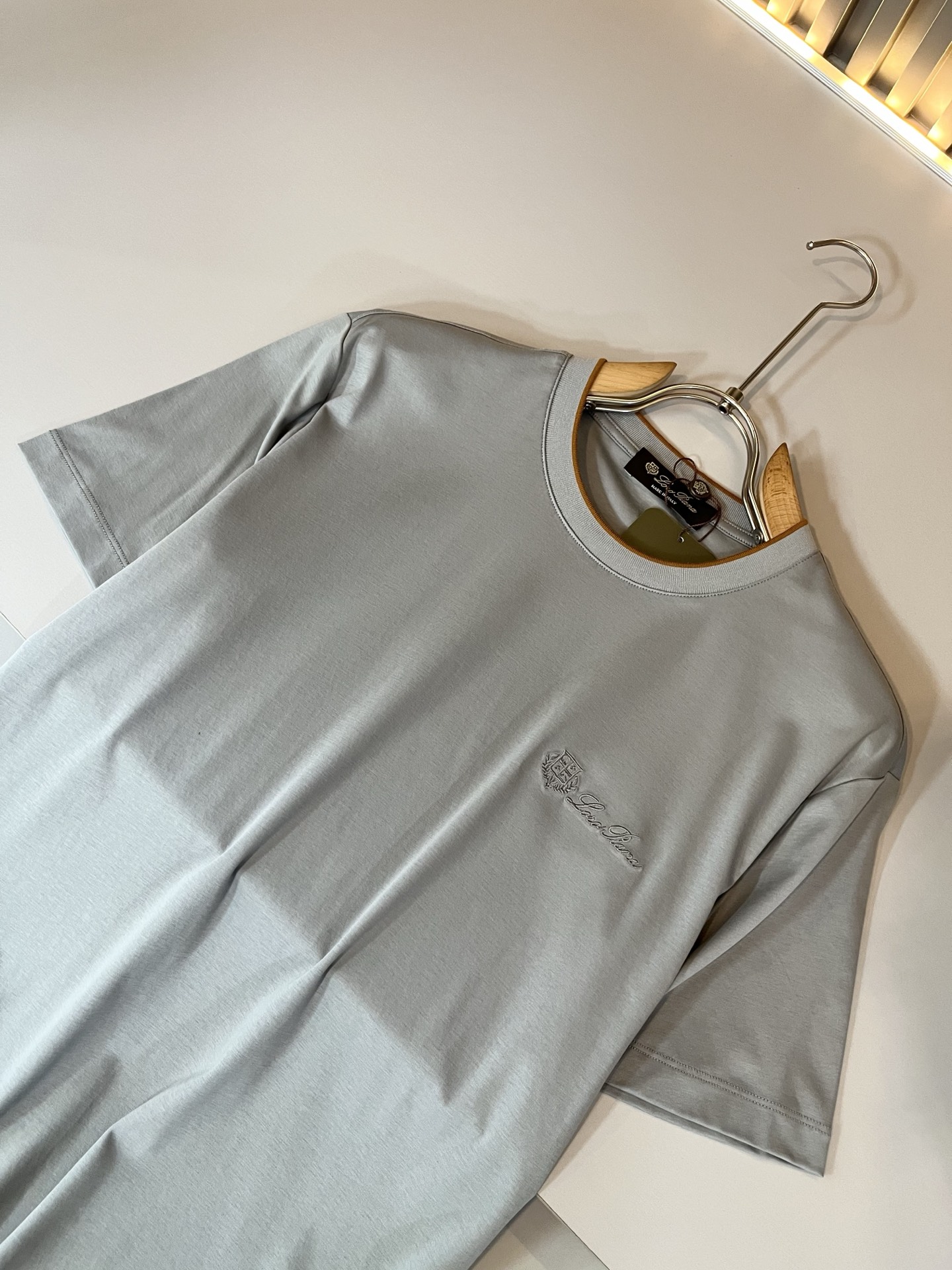 Loro Piana诺悠翩雅 2026春夏男士最新的贸易订单短袖打底衫，全品相！！胸前采用logo图案刺