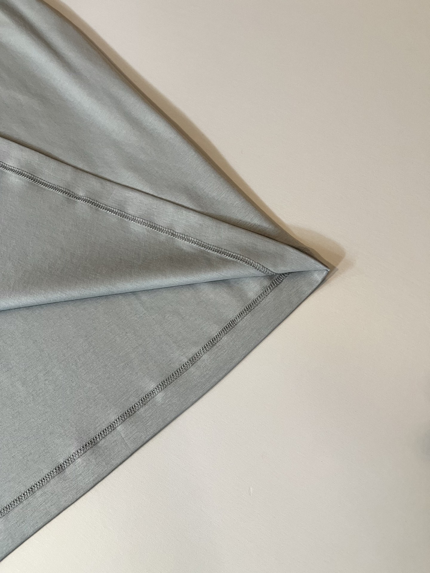 Loro Piana诺悠翩雅 2026春夏男士最新的贸易订单短袖打底衫，全品相！！胸前采用logo图案刺