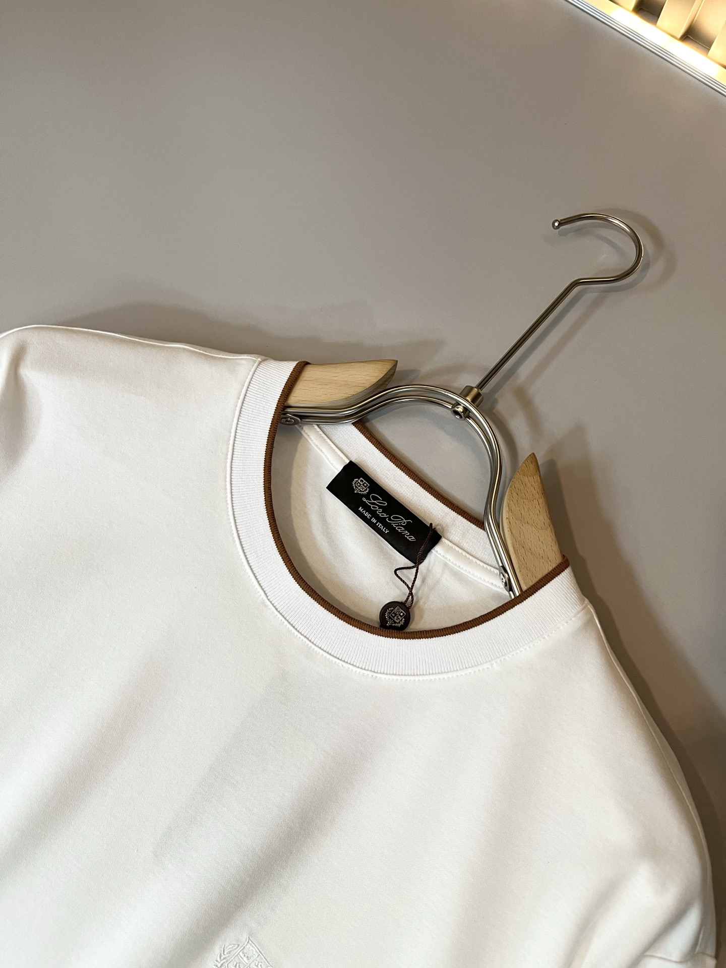 Loro Piana诺悠翩雅 2026春夏男士最新的贸易订单短袖打底衫，全品相！！胸前采用logo图案刺