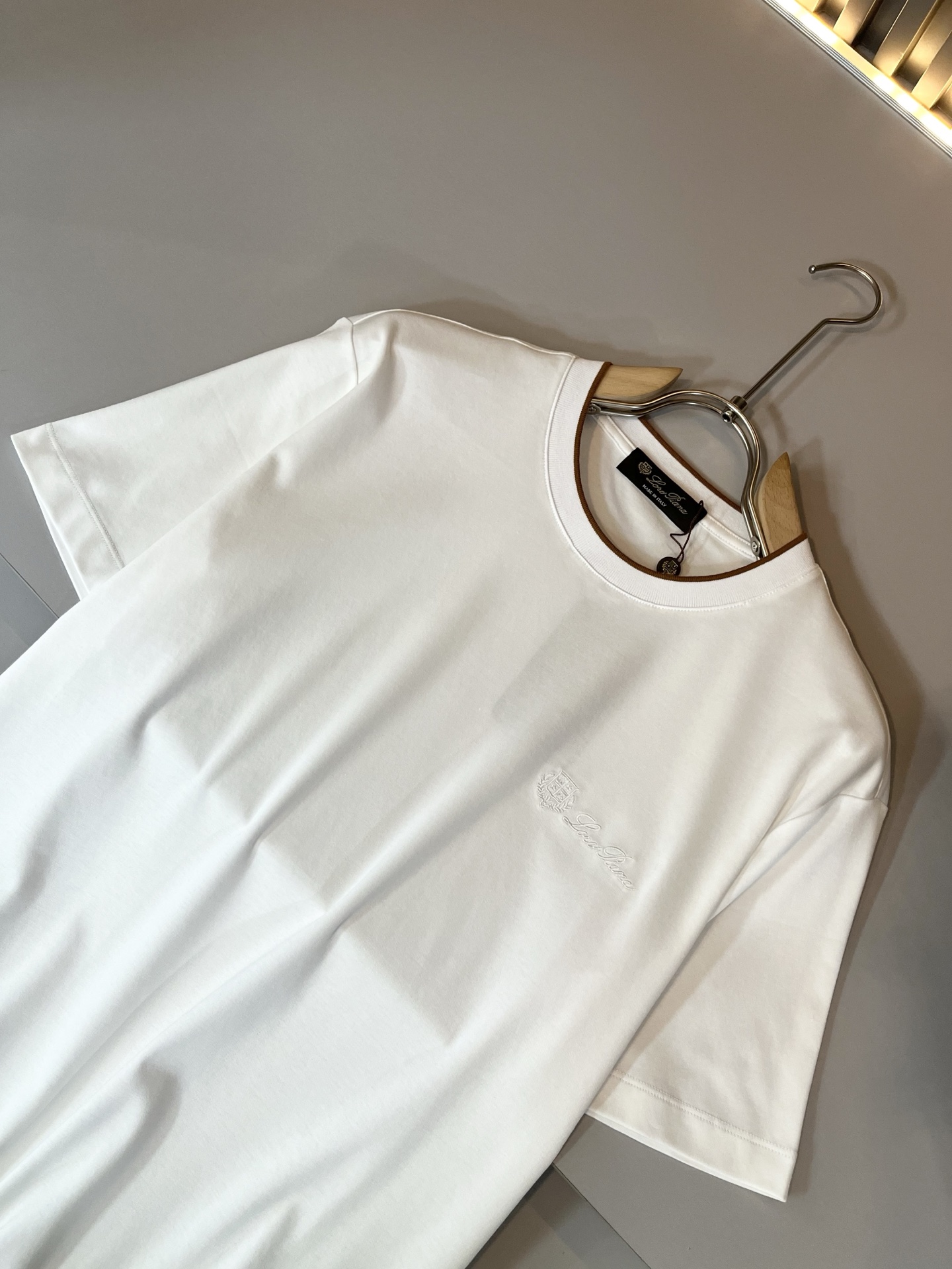 Loro Piana诺悠翩雅 2026春夏男士最新的贸易订单短袖打底衫，全品相！！胸前采用logo图案刺