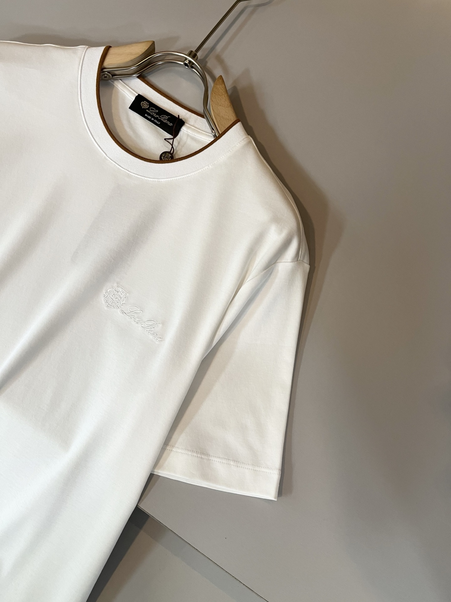 Loro Piana诺悠翩雅 2026春夏男士最新的贸易订单短袖打底衫，全品相！！胸前采用logo图案刺