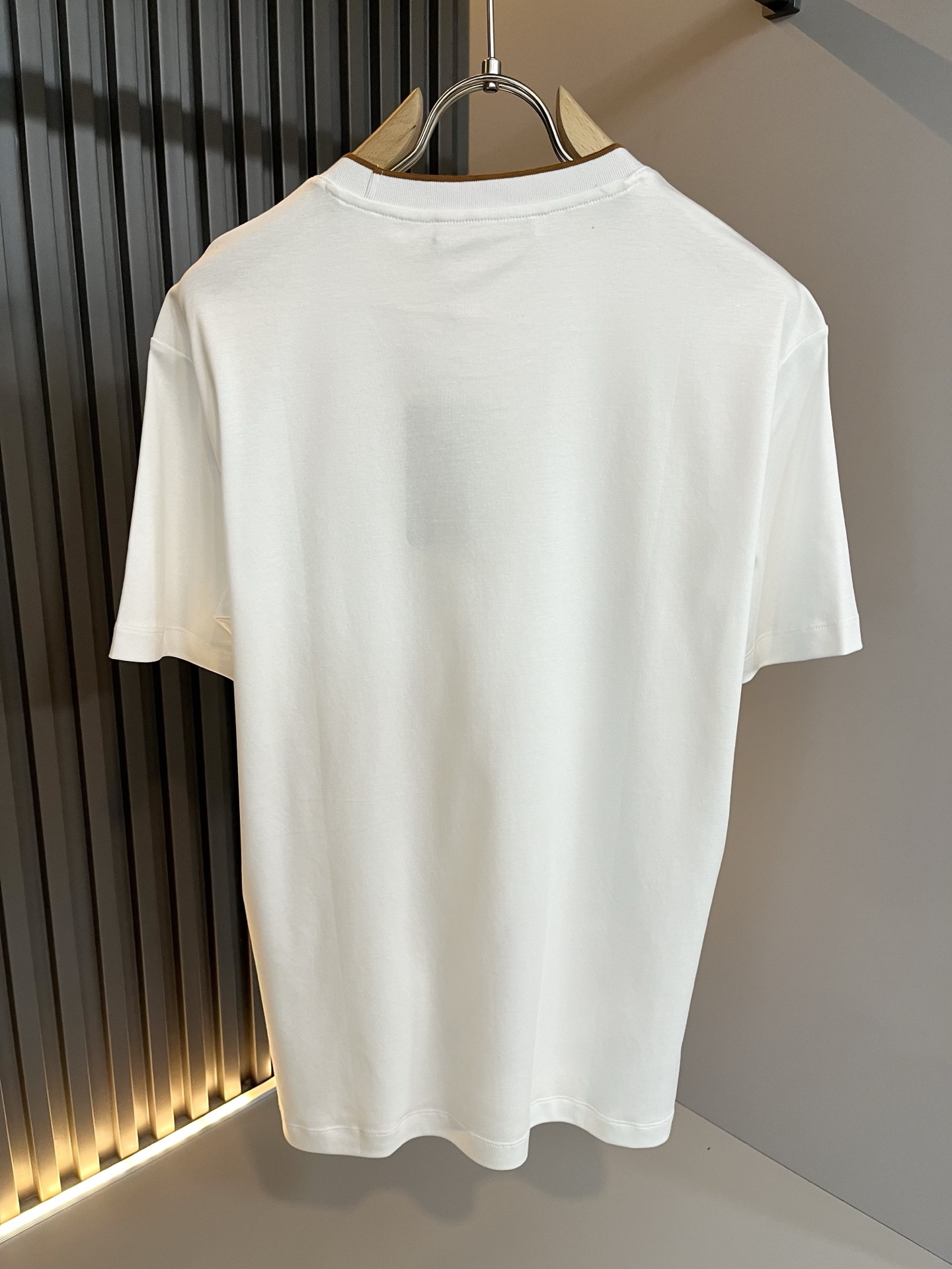 Loro Piana诺悠翩雅 2026春夏男士最新的贸易订单短袖打底衫，全品相！！胸前采用logo图案刺