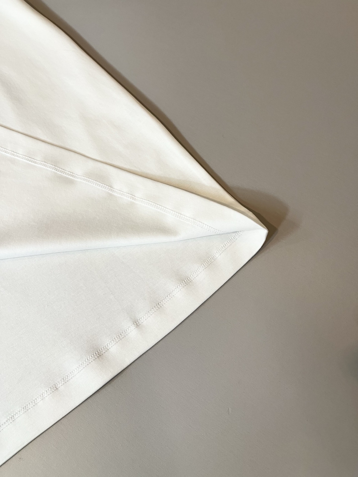 Loro Piana诺悠翩雅 2026春夏男士最新的贸易订单短袖打底衫，全品相！！胸前采用logo图案刺