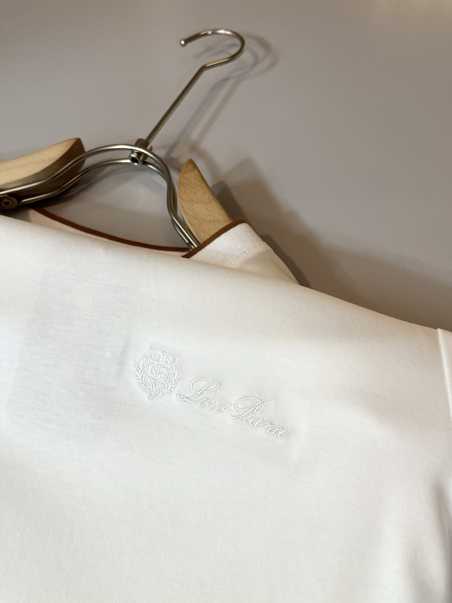 Loro Piana诺悠翩雅 2026春夏男士最新的贸易订单短袖打底衫，全品相！！胸前采用logo图案刺