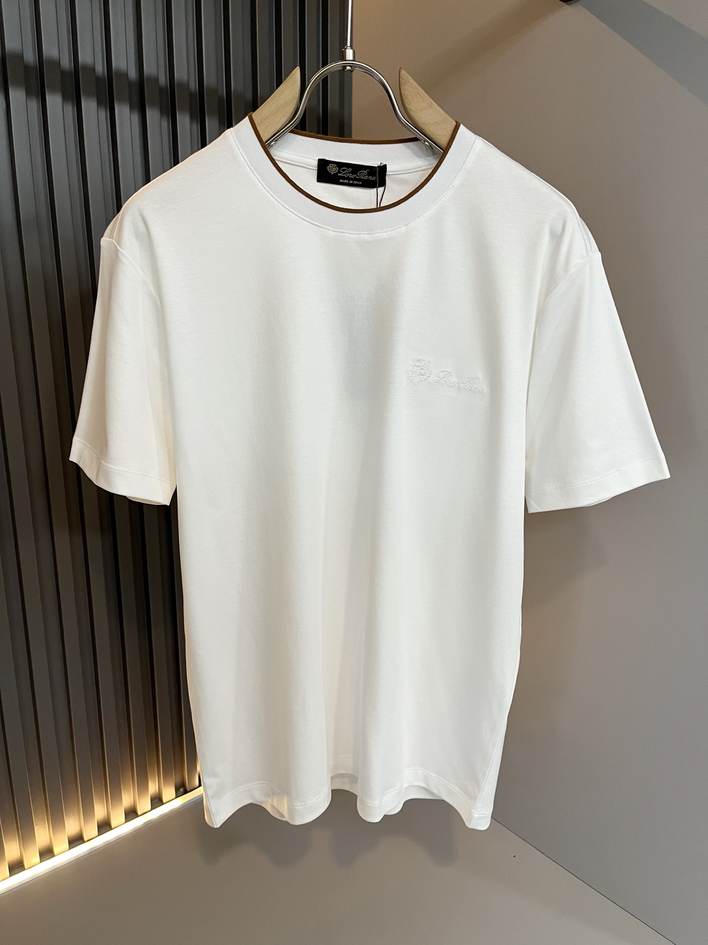 Loro Piana诺悠翩雅 2026春夏男士最新的贸易订单短袖打底衫，全品相！！胸前采用logo图案刺