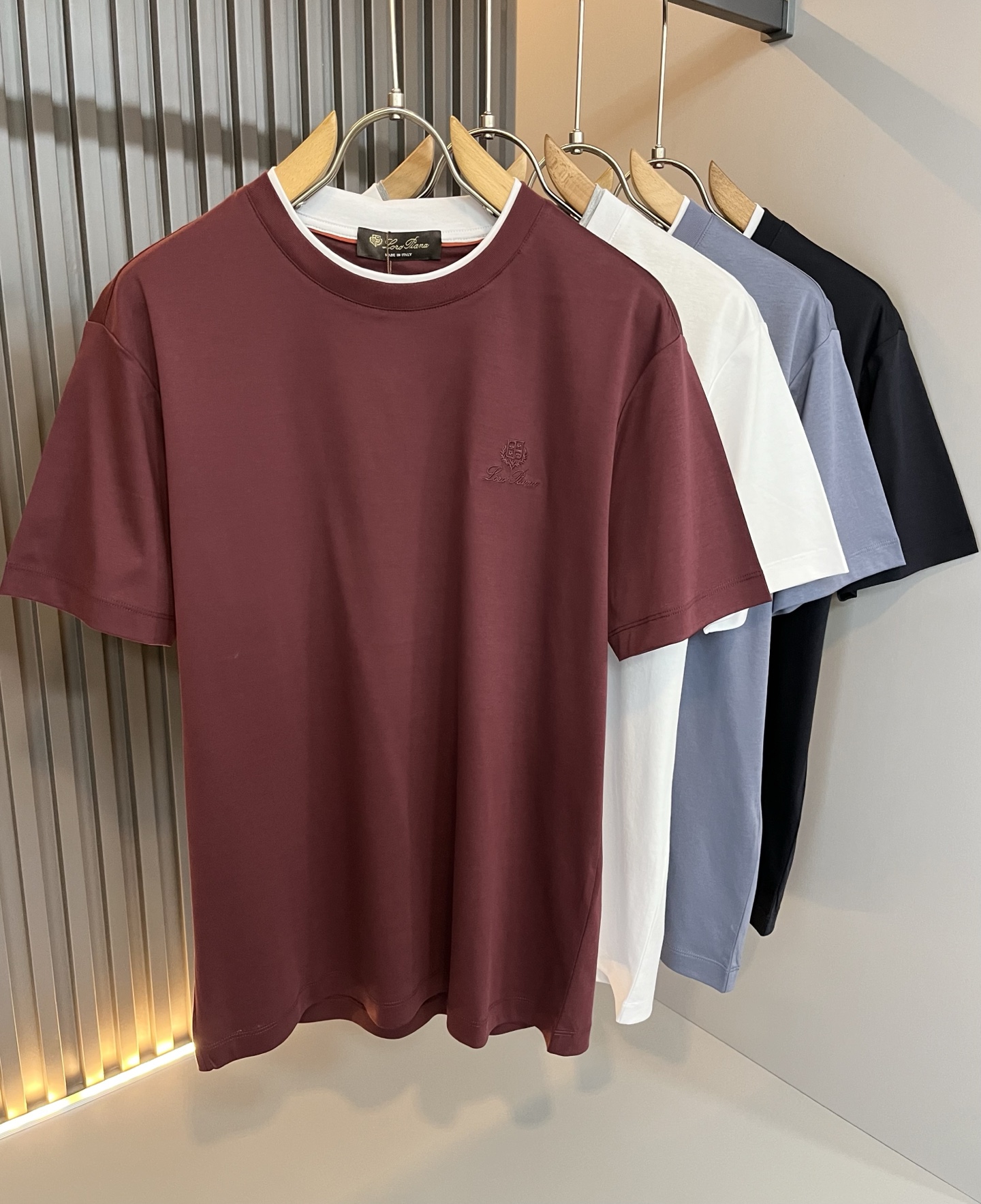 Loro Piana诺悠翩雅 2026春夏男士最新的贸易订单短袖打底衫，全品相！！胸前采用logo图案刺