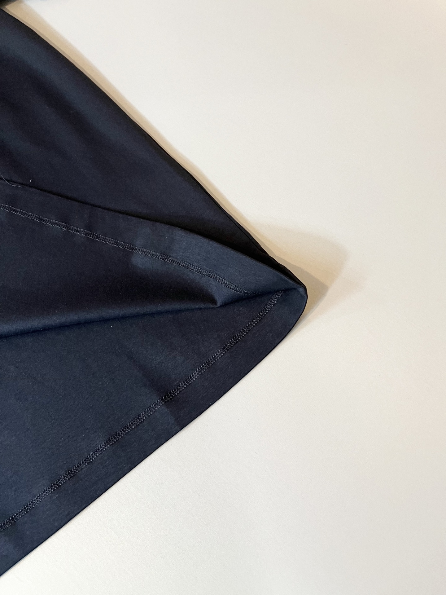 Loro Piana诺悠翩雅 2026春夏男士最新的贸易订单短袖打底衫，全品相！！胸前采用logo图案刺