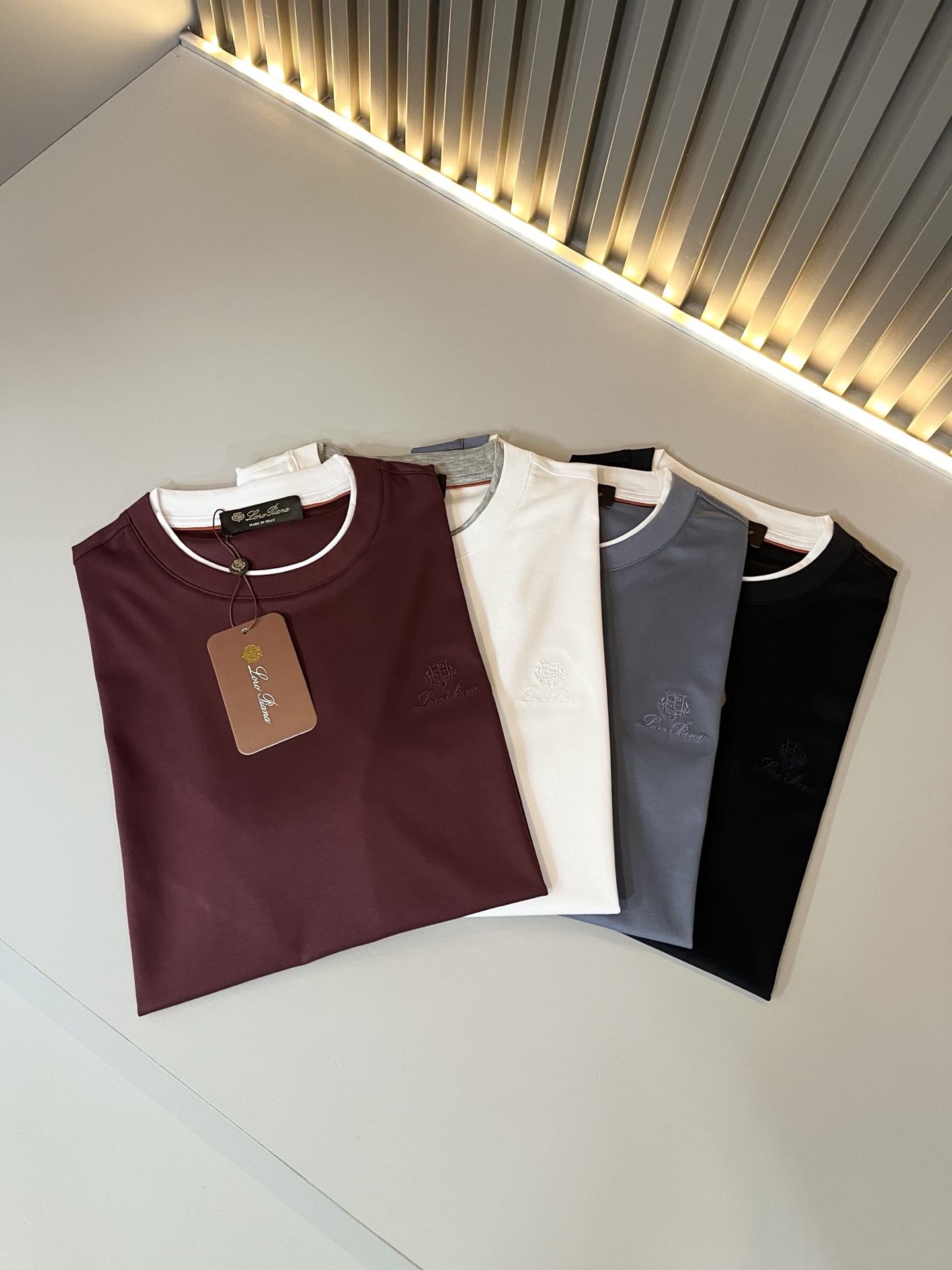 Loro Piana诺悠翩雅 2026春夏男士最新的贸易订单短袖打底衫，全品相！！胸前采用logo图案刺